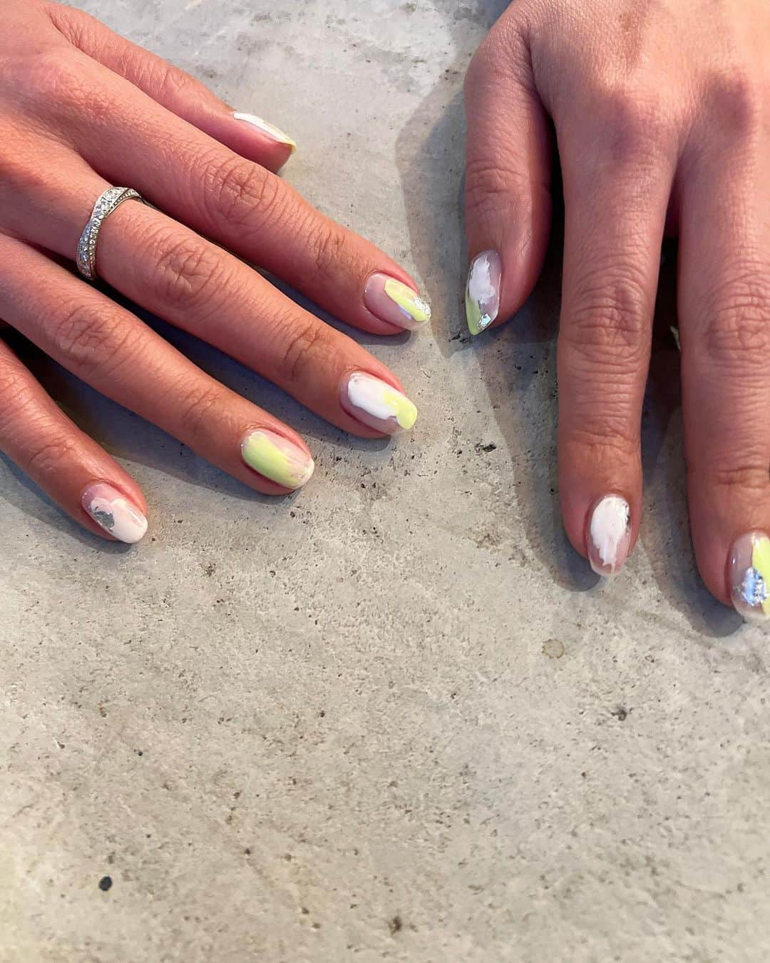 Kana Kobayashiさんのインスタグラム写真 - (Kana KobayashiInstagram)「#nails #paint #ネイル #ネイルデザイン #ネイルアート #ライムグリーン #ペイントネイル #東京ネイルサロン」4月25日 20時20分 - anela_kana