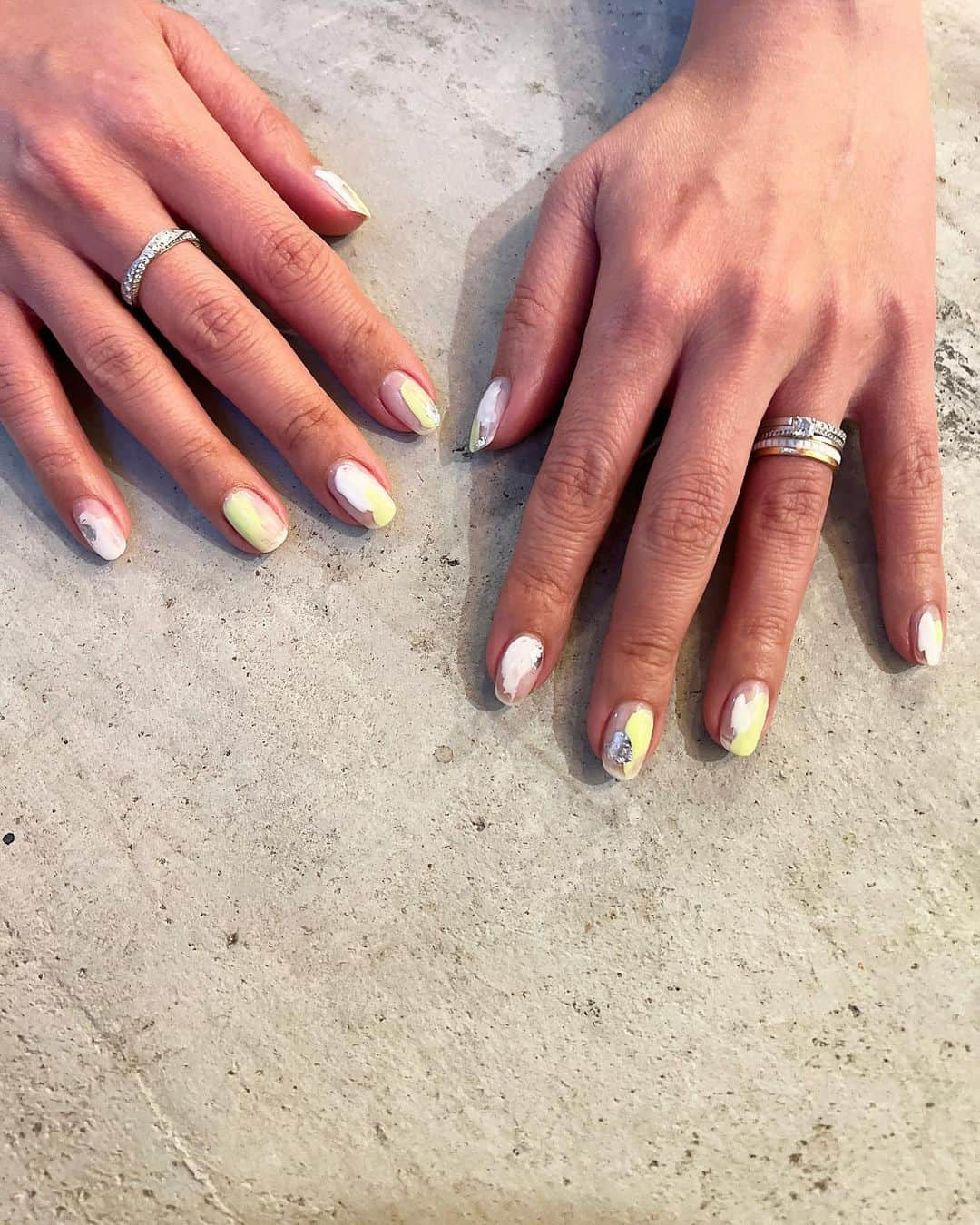 Kana Kobayashiさんのインスタグラム写真 - (Kana KobayashiInstagram)「#nails #paint #ネイル #ネイルデザイン #ネイルアート #ライムグリーン #ペイントネイル #東京ネイルサロン」4月25日 20時20分 - anela_kana