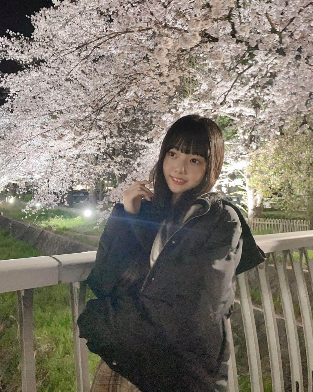 流石夏恋さんのインスタグラム写真 - (流石夏恋Instagram)「🌸☪︎  #夜桜 💓  かなり #時差スタグラム ですが 4年ぶりにライトアップの夜桜😻🌸🔦  キレイすぎて心が癒されたよ‪‪🫶🏻💕 すぐに散っちゃう儚いお花だけど 咲いてる間は、いっちばんキレイに 見る人みんなを癒して幸せにしてくれる✨  毎年ありがとうのキモチ𓂃🌸𓈒𓏸 来年もまたこの場所で見れますように💓   #夜桜ライトアップ #山梨 #山梨県 #jc2   #山梨の桜 #yamanashi_japan #13歳   #日本の風景 #桜スポット #夜桜2023🌸」4月25日 20時13分 - karen_ymcitron