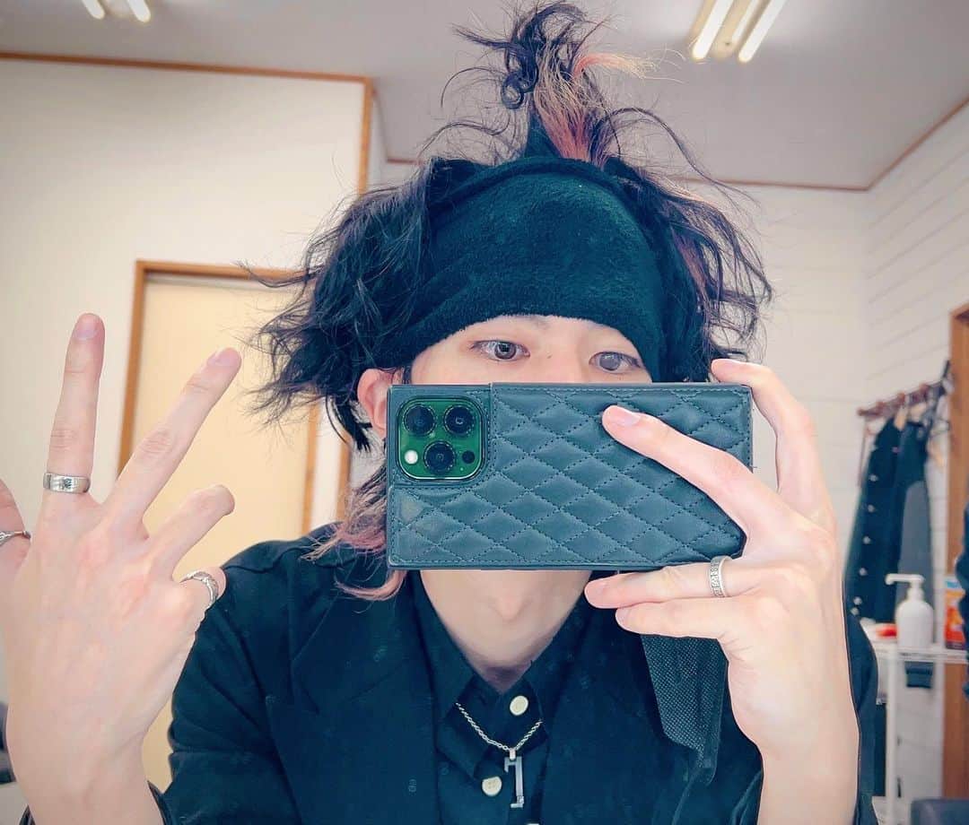 芝健のインスタグラム：「撮影終わりにピクミンと化した芝健🌷  右目の白い面積広かったけどあんまり痛くない日だった🌱」