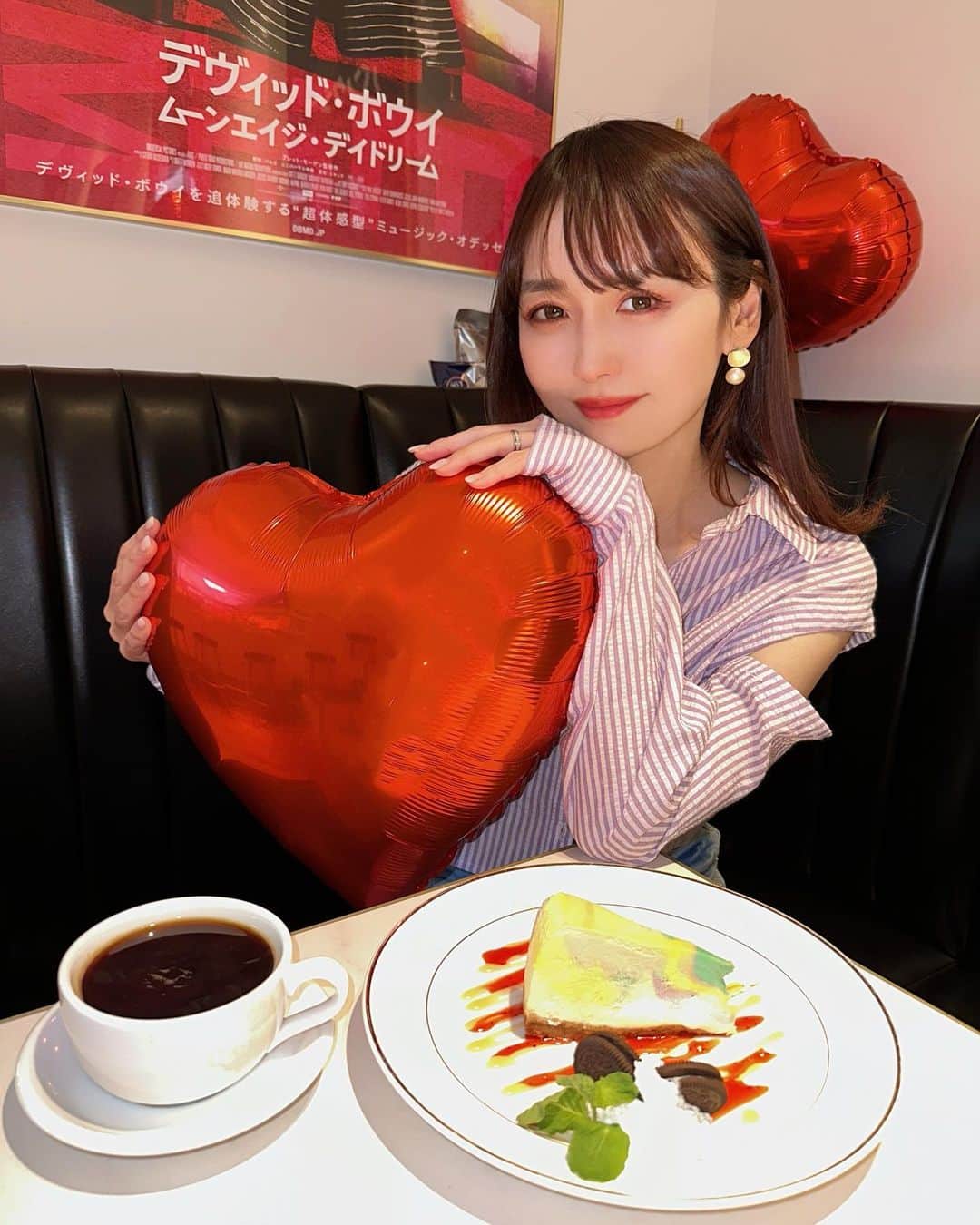 のインスタグラム：「. 代々木駅東口から徒歩30秒のシネマカフェ🎥代々木ブロードウェイダイナーさん（ @broadway_diner_ ）へ🍰 店内可愛くてケーキも可愛くてしかも美味しくて店員さんも可愛くて優しい！ テラスはわんこ🆗なので今度わんこたち連れてまた行きたい🐶💕 リニューアルオープン間近だそうです🫶🏻また行けるの楽しみ🥰  【BROADWAY DINER】 📍東京都渋谷区千駄ヶ谷5-20-12  open 11:00〜 close 22:00 定休日　月、日  . #broadwaydiner#yoyogibroadway  #broadway_diner_ #代々木ブロードウェイ #代々木グルメ #代々木ランチ #代々木ディナー #ひとり飲み #代々木 #カフェ #代々木カフェ #カフェ巡り #おしゃれカフェ #ストリート #おしゃれカフェ東京 #おしゃれカフェ巡り #カフェランチ #サンドイッチ#テラス席#わんこok #取材協力」