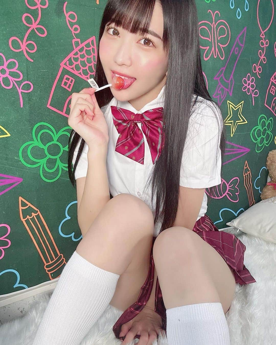天羽希純のインスタグラム：「裏の顔なんて見た目だけじゃ分からないね👅💜  #学校宿題チェキ 発売まで1時間をきったよ⏰ 21:00発売開始💜20分くらいで売り切れるかもなのでお早めの待機を🙇🏻‍♀️  宿題チェキとは年に数回だけのレアチェキ💜 ・あなたのお名前、チェキ落書きデコレーション！ ・5着、校則ギリ…?衣装きます！(写真はイメージ) ・15枚特典は作文なみのあなたにだけのずっしりメッセージ、ブロマイド3種コンプ！  #制服 #水着 #ビキニ #グラビア #gravure #bikini #プール #海 #巨乳 #フェチ #泳装 #おしり #くびれ #太もも #Japanesegirl #cosplay #cosplayer #コスプレ #swimwear #lingerie #內衣 #selfie #수영복」