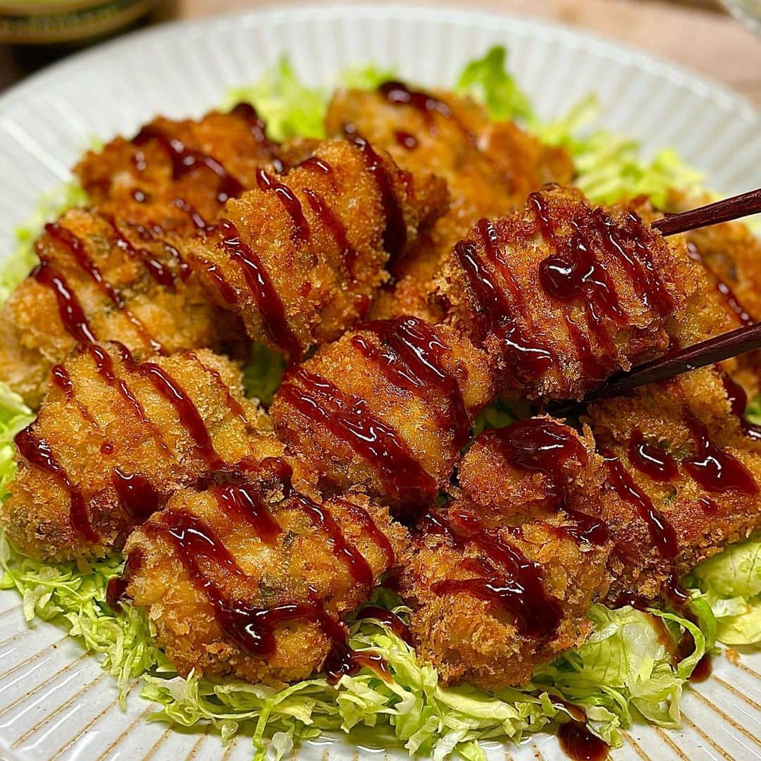 のインスタグラム：「今日は簡単でめっちゃ美味しいひとくちチキンカツをご紹介します🤗✨ ジューシーな鶏もも肉をたっぷり粉チーズと大葉入りのバッター液に揉み込んで下味をつけ、パン粉を塗して揚げ焼きにしていす😋💕 外はサクッと中はジューシー✨ 粉チーズと大葉の香ばしさがたまりません😆🙌🏻 我が家では大人気すぎてあっという間に無くなりましたよ✨ それでは作り方をご紹介します🤗✨     少ない油でサクサク♬ 大葉チーズのチキンカツ♬ 【材料】２〜３人分 ◎鶏もも肉・・・４００g ◎パン粉・・・適量 (下味バッター液) ◎きざみ大葉・・・５枚分 ◎卵・・・１個 ◎小麦粉・・・大さじ２ ◎粉チーズ・・・大さじ２ ◎マヨネーズ・・・大さじ１ ◎塩・・・小さじ1／２ ◎にんにく(チューブ)・・・５cm ◎こしょう・・・少々  (お好みで) ◎ソース・・・適量     【作り方】 １．(下味バッター液)の材料をボウルに入れて混ぜ合わせおきます。  ２．鶏もも肉を大きめの一口大に切りってボウルに加えてよく混ぜ合わせ、１５分程度寝かせます。 ※キッチンバサミを使うと便利です。 ※鶏肉は余分な脂身や血管を取り除いておくと臭みがなくなります。   ３．②の鶏肉にパン粉を塗します。   ４．フライパンに５mm程度の油をひいて１８０℃に熱し、鶏肉を揚げ焼きにしていきます。 きつね色になったらひっくり返して反対面も揚げ焼きにします。   ５．両面をサクッときつね色に焼き上げたら、油を切って完成です。 お好みでソースをつけていただきましょう。  外はサクッと、中はジューシー✨ 粉チーズと大葉が香ばしいひとくちチキンカツが完成しました😋💕 前日に(下味バッター液)につけておいて、当日はパン粉をつけて揚げるだけでも作れます👍🏻 おかずにもおつまみにも喜ばれる大人気間違いなしのレシピなので、ぜひお試しくださいね😊✨    　 より詳しいレシピはお手数ですがブログを見てください🤗✨ プロフィール欄のURL(@shinya6727 )、もしくはストーリーズのスワイプから飛べます😌✨  【お知らせ】 私の２冊目のレシピ本、「しにゃのやみつき！つまみ飯」重版されております🙌🏻 いつも応援してくださる皆さまのおかげです😂🙏 なるべくシンプルな食材や調味料、どこにでもある調理器具を使って作れるやみつきレシピをまとめた１冊になっております📚 お料理が好きな方も苦手な方も楽しんでいただける内容になっています😊  いつも通りの鶏むね肉やもやし、厚揚げといった、リーズナブルでヘルシーな食材を使った大満足レシピを多数掲載してます🙌🏻 とにかく幅広い方のお役に立てるレシピ本となっていますので、多くの方に手に取っていただけたら嬉しく思います😌🙏 お買い求めはAmazon、楽天などのネット通販か、全国の書店で📚 どうぞよろしくお願いします😊 ・ ・ ・ #レシピ #recipe #簡単レシピ #料理 #おうちごはん #おうち飲み #チキン #鶏肉 #chicken #カツ #おつまみ #おかず #おうち飲み」