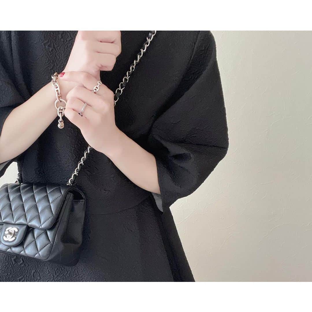 kumiさんのインスタグラム写真 - (kumiInstagram)「白も持ってるトップス。 色違いで黒も追加♡  Vネックがデコルテをすっきり見せてくれて 女性らしいペプラムデザインもお気に入り。  夏に着るブラックコーデが好き🐈‍⬛＊  #urs#chanel#chanelbag#hermes#yanuk#urs_styling #urs_official   #シンプルコーデ#シャネル#マトラッセ#ミニマトラッセ#エルメス#シェーヌダンクル#タイアップ #ふくれジャガードVネックトップス#春コーデ#大人コーデ#ユアーズ#ママコーデ#男の子ママ  @urs_official レビュー投稿で300ポイントプレゼント 期間　4/14 11:00-4/28 10:59」4月25日 20時15分 - 93_0920