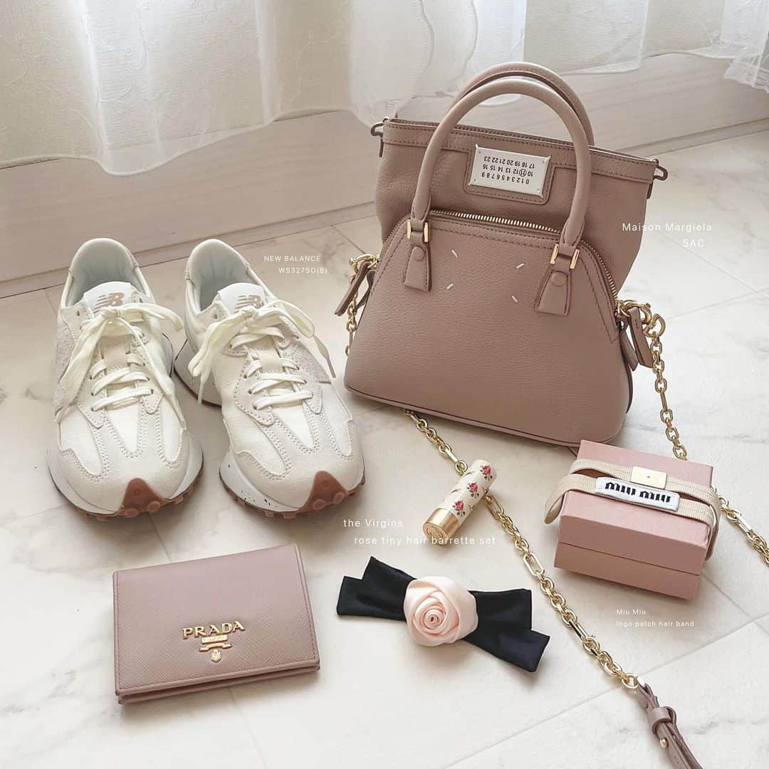 ayaのインスタグラム：「⛅️🩰🍑  今年買ったお気に入りのものたち🤍愛  #maisonmargiela #5ac #miumiu #thevirgins #prada #newbalance #メゾンマルジェラ #マルジェラ #マルジェラバッグ #ミュウミュウ #ヘアアクセサリー #ヘアバンド #ヘアクリップ #プラダ #プラダ財布 #ニューバランス #ニューバランススニーカー #スニーカー」
