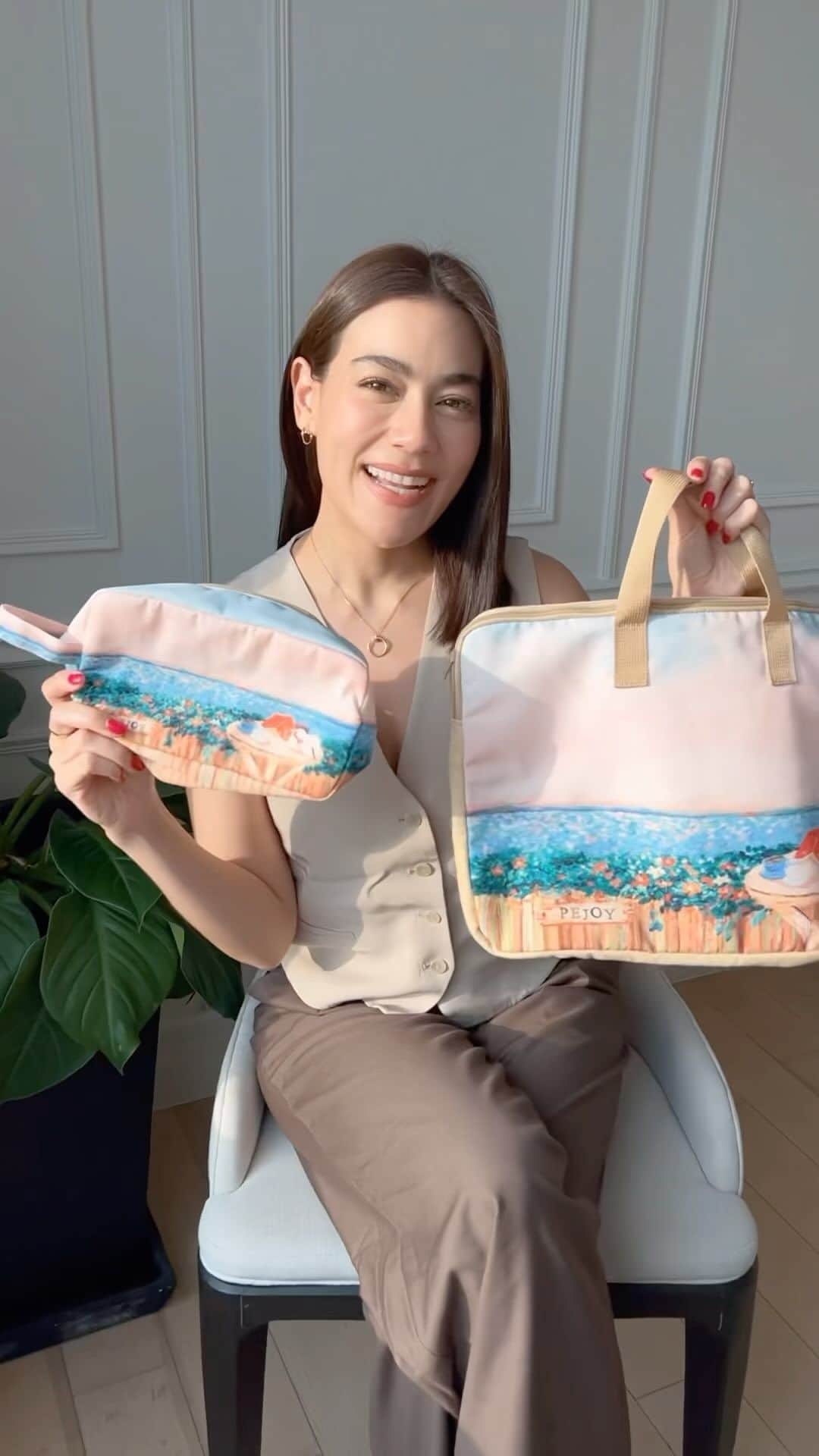 キンバリー・アン・ウォーテマス・ティアムシリのインスタグラム：「ทุกคนนน กระเป๋า Premium Limited Edition ลายน่ารักมากกกก สีถูกใจสุดๆ 🥰🤎🍫 ใครอยากได้ไปใช้เก๋ๆ รีบแชร์โมเมนท์ชิลๆ กับพีจอยแบบคิม แล้วมาลุ้นรางวัลกันนะคะ   ใกล้จะหมดเขตแล้วน้าา ถึงวันที่ 7 พฤษภาคมนี้เท่านั้น  เพียงแค่ แชร์ไอเดียการผ่อนคลายที่บ้านพร้อมการทาน Pejoy และใส่แฮชแท็ก #PejoyTimetoUnwind #ปล่อยอารมณ์กับความอร่อยที่ลงตัว #GlicoTH   ดูรายละเอียดกติกาที่นี่ @GlicoTH เล้ย  ขนมก็อร่อย ของรางวัลก็น่ารักสุดๆ รีบมาร่วมสนุกกันนะค้าา」