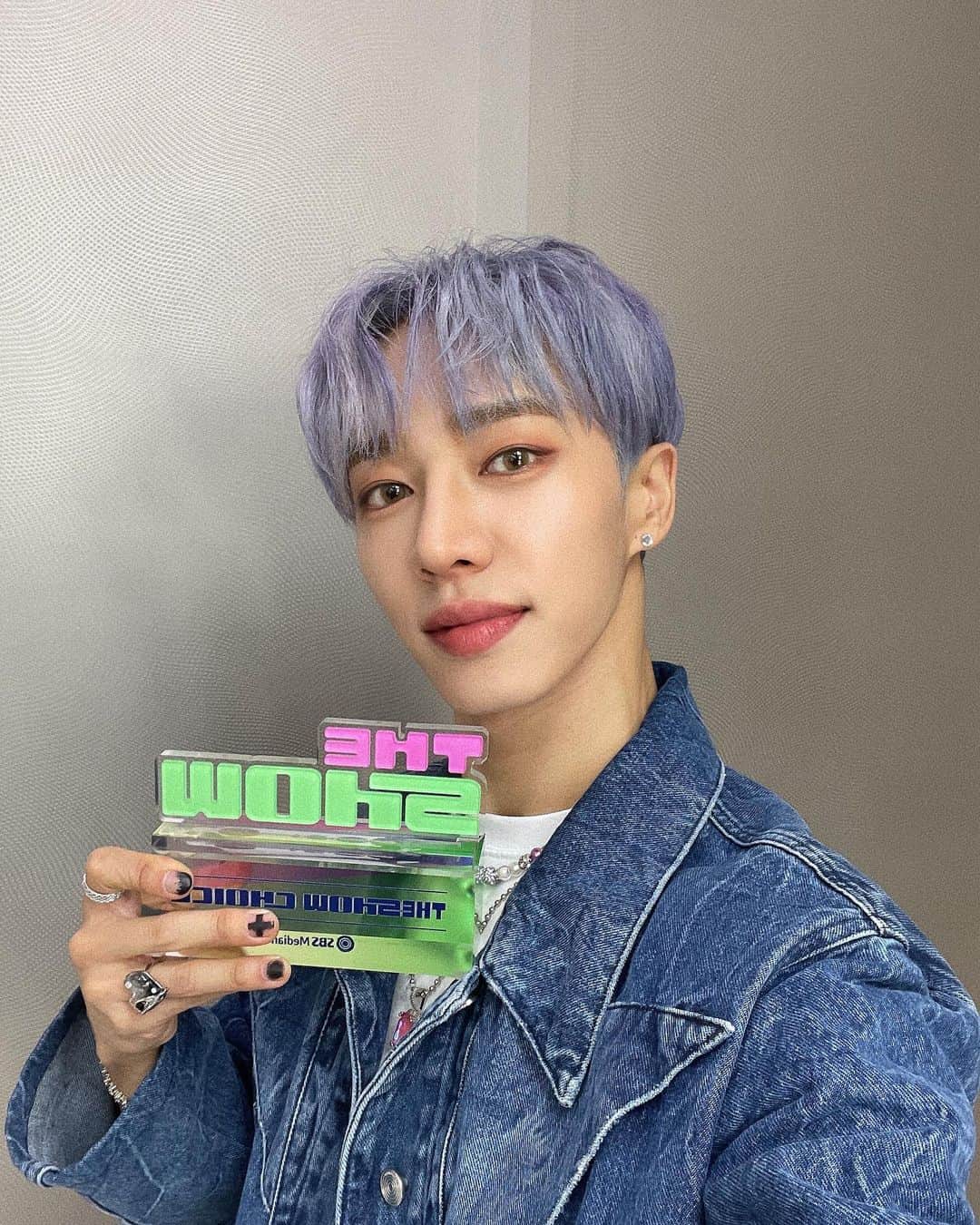 ギグァンのインスタグラム：「저에게도 이런 날이 오네요 지금 이 순간 너무나 행복합니다 심장이 아직도 뛰네요 정말 이렇게 큰 상을 받을 줄 몰랐는데 너무나 감사드립니다 15년 만의 일등 너무나 뜻깊고 4월 25일 우리 어머니의 생신에 잊지 못할 상을 주신 많은 분들 감사드립니다 더 쇼 제작진분들 좋은 무대와 상까지 너무 감사드리고 우리 멤버들 어라운드 어스 직원분들 큰 도움 주신 많은 스태프분들 모두 도와주셔서 이런 좋은 결과물이 나온 것 같습니다 이 좋은 감정 그대로 열심히 활동하고 더 성장하는 가수이자 아티스트가 되겠습니다 마지막으로 항상 응원해 주시고 이유 없는 사랑 아낌없이 보내주시는 우리 라이트 너무나 진심으로 감사하고 사랑합니다 모두가 행복하고 즐거운 화요일 되시길 바라요 💓」