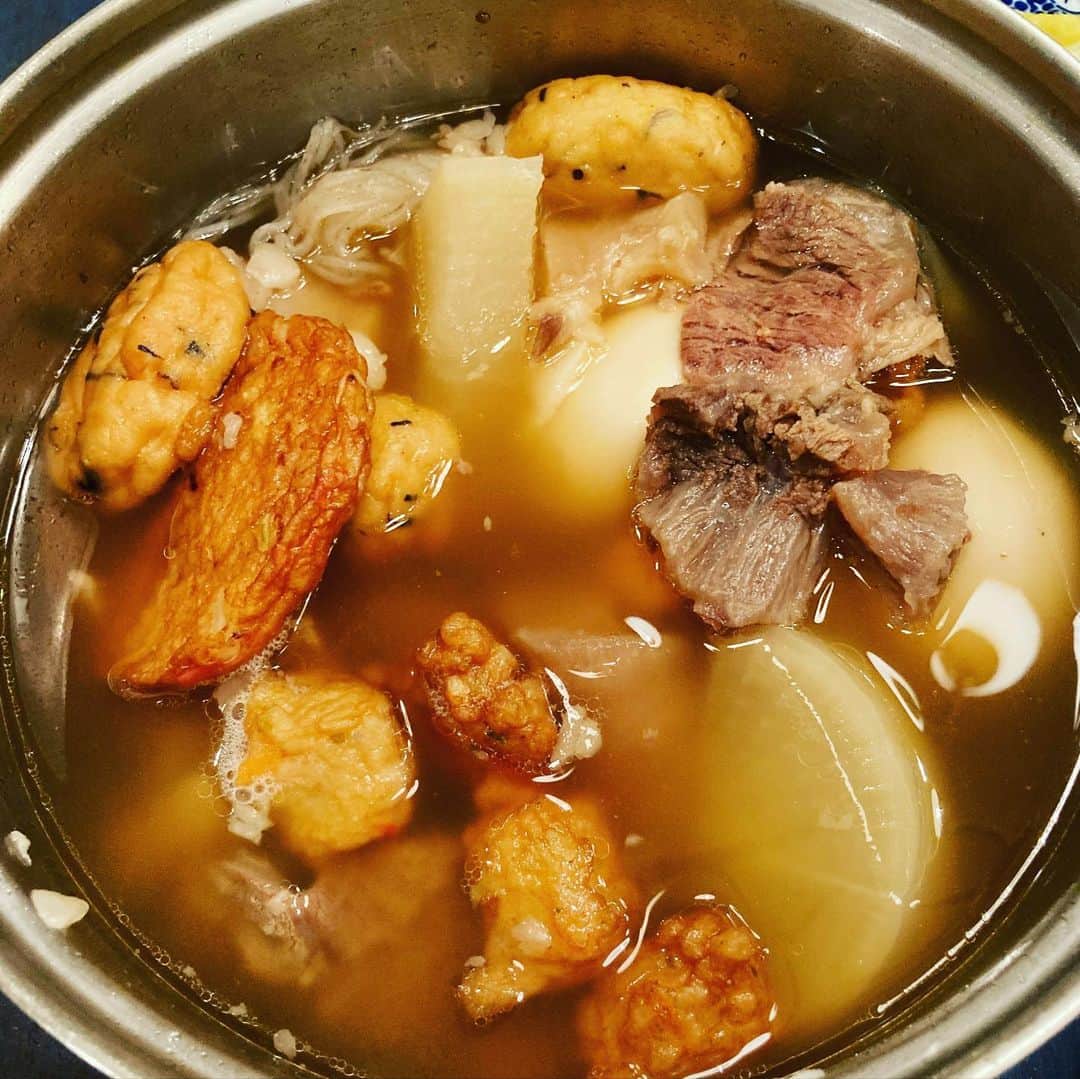 井上荒野のインスタグラム：「おでんに牛すじを入れるんですよ…そしてこのホロホロの牛すじを、ごはんにのっけて葱ものせて、おでんの汁をかけてほほほほ、と食べるんですよ…」
