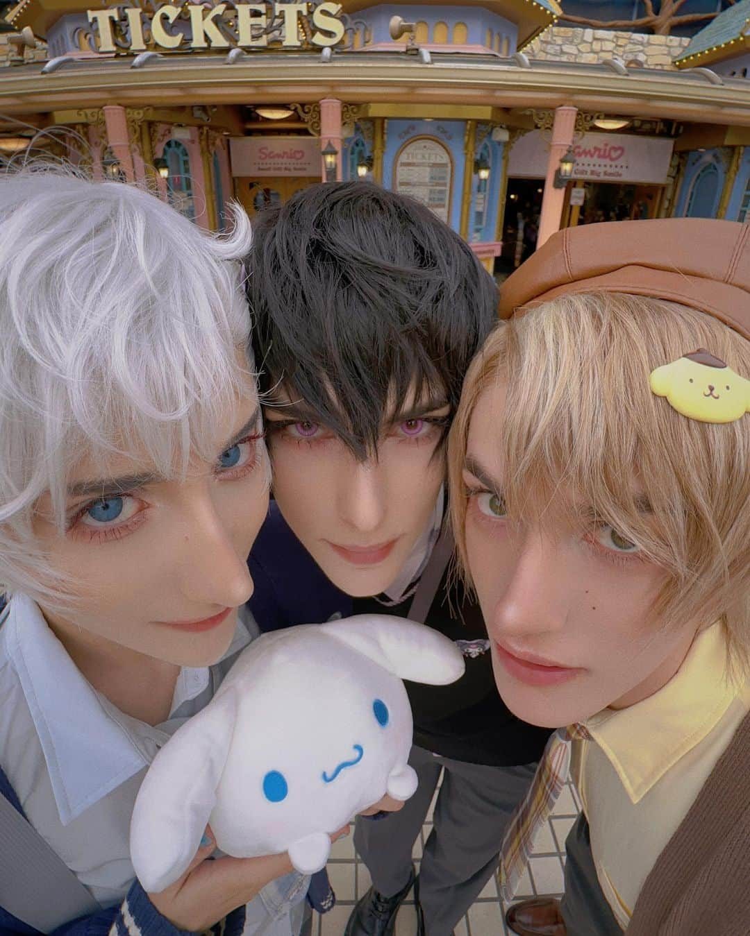 ナイトさんのインスタグラム写真 - (ナイトInstagram)「Sanrio Boys at Puroland 💙💜💛 #sanrio」4月25日 20時17分 - knitecoser