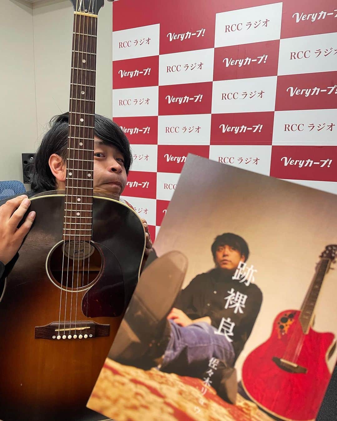 ボールボーイ佐竹のインスタグラム：「なんと！この度、 ミュージシャン🎸のいや、 作家！？の佐々木リョウ君が 自叙伝を出版しました！  @sasakiryooo   内容も素晴らしいのでぜひ手に取ってみて下さい。CD2枚ついてます。  僕も自叙伝を出せる様に これからも精進します🙇🏻‍♂️ 今のままだと5ページぐらいで終わりそうなので、今から読んで勉強します。  #佐々木リョウ #シンガーソングライター #自叙伝 #ボールボーイ佐竹」