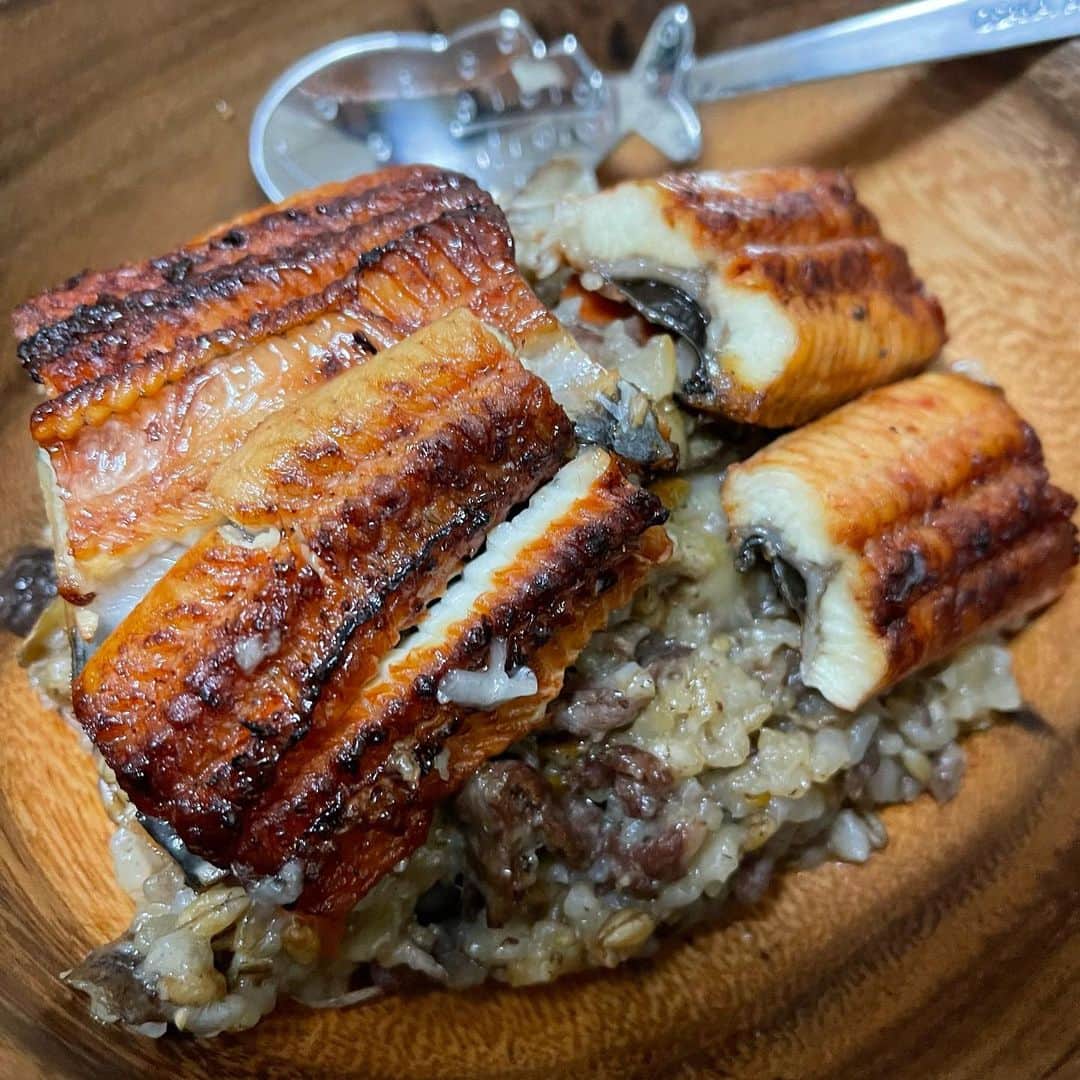 北岡悟のインスタグラム：「ほぼ全てのチェーン店の牛丼屋さんに、鰻乗せ牛丼ってあるはずだし、"牛"と"鰻"の食い合わせは悪くないだろうと思って、牛肉の炊き込みご飯に鰻を乗せていただきました😆 ※厳密には鰻は冷凍鰻だから鰻も一緒に炊いて温めて解凍して、かき混ぜずに一旦別にして後乗せ "牛"と"鰻"を食べたいという欲求を解消⤴️✨ "牛"はオージー、"鰻"は中国産、だけど自分で作って食べる時はかまわへん、それなり以上に美味しいし🇦🇺🇨🇳😤😋 #鰻牛 #鰻牛丼 #うなぎゅう #牛鰻 #牛鰻丼 #炊き込みご飯 #牛炊き込みご飯 #鰻炊き込みご飯」