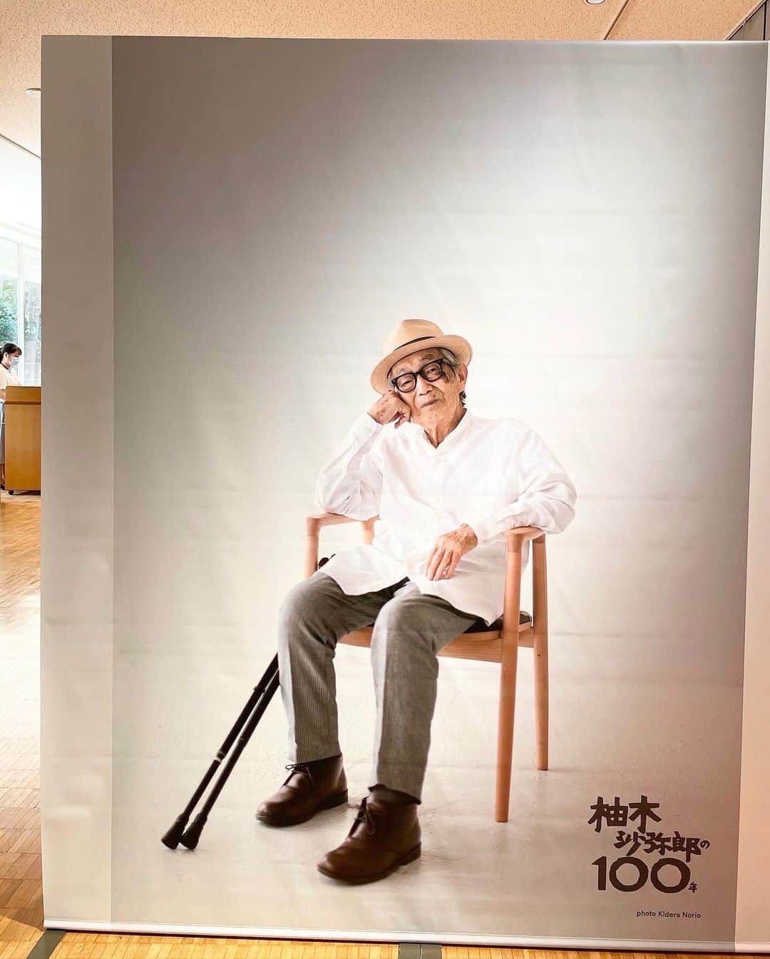 職人.comさんのインスタグラム写真 - (職人.comInstagram)「【ワクワクしなくちゃ】  2022年の10月で100歳を迎えられた柚木沙弥郎氏。「楽しくなくちゃつまらない」をモットーに、現在も生き生きと制作を続けていらっしゃいます。  柚木氏は1922年に東京の田端に生まれ、柳宗悦氏の“民藝”と、芹沢銈介氏の型染めカレンダーに出会い、芹沢氏に弟子入りして染色の道を志しました。1972年からは、型染めによる染布、染絵を制作しながら、女子美術大学で教鞭を執られ、そのほかにも絵本や版画、立体作品にも取り組みました。近年ではインテリアショップのIDEEや京都のACE HOTELとのコラボレーションなど、その活動は今でも国内外に多くのファンを持つ現役アーティストなのです。つい数年前の2019年秋にも、パリへと旅立ち個展を開かれ、97歳の誕生日をお祝いしたというエピソードもあります。突然「パリに行くよ」とご家族の元へ連絡が来た時は「そんな馬鹿な……」と皆さん驚かれたそうです。  そんな柚木氏ですが、とりわけフランス・パリには恋焦がれ惹きつけられていたようです。それは明治の終わり、洋画家を志しパリへ画学留学をした父上から、フランスという国がどれほどに文化や芸術を大切にする国であるかということを繰り返し聞かされ、潜在的にパリに憧れを抱きながら育ったことから始まっています。初めてのパリは1967年、45歳の時でした。2カ月にわたる欧州の旅の中でパリに立ち寄り、国際展に作品を発表しています。その後も2008年からは3年連続で染布の個展を開催し、2014年にはルーブル美術館の東洋部門の役割を果たす「国立ギメ東洋美術館」にて大規模なテキスタイル展を開催しました。永久にパリの地に70点余りの作品が収蔵される記念の展覧会でした。まるで恋が実ったような、そんな素敵な時間だったに違いありませんね。  作品はもちろんですが、柚木氏が話される言葉の一つ一つは、いつも分かりやすく心にすっと入ってきます。いろいろな経験の積み重ねからなのでしょう。ご自身はなんと80歳を過ぎたころから物心がついたとおっしゃっています。物心とは自分がどんなものが好きで、どういう時点に立っているかという意識。それまでは自分が何が好きか考える暇もなかったそうです。忙しい毎日を繰り返す現代、世界中の人が身動きの取れなかったこの数年は、まるで神様が、こんな時代だからこそ一度立ち止まり、そんなことを考える時間を与えてくれたのかなと、ふと考えてしまいました。そして大切なのは「ワクワクすること」です。特別贅沢なことではなく、生活の中のさまざまな“モノ”や“コト”に集中して、他人から与えられるのではなく、自分が楽しさを見つけることだそうです。まさに“民藝”の想いと繋がっていることを再確認しました。  柚木氏の作品は、いつ見ても暖かく、その時代や年齢に伴ってどんどん洗練されている気がします。実際に作品をご覧になる機会があれば、ぜひ足を運んでみてください。いつもほっこりと、笑顔で包んでくれる作品ばかりで、ワクワクするような命のリズムが感じられます。現在、東京・渋谷のギャラリーTOMでは「こんにちはサイカチくん」。海外ドイツ・ベルリンのMUJIでは、個展「こんにちは世界！こんにちは未来！」が開催されています。職人.comでも柚木氏が制作された型染めを元に、そのままのサイズでシルクスクリーン印刷を施したナオロンを使用し、SIWA・紙和の10周年を記念して作られたバッグやブックカバー類、ペンケースなどを取り扱っております。数量限定になりますのでお早めに。銀座ショールームにもフラットバッグS柄01と文庫カバー柄05が展示されておりますのでぜひお立ち寄りください。こちらは90歳を超えた奥野ビルにてお待ちしております。  SIWA・紙和　シルクスクリーン https://www.shokunin.com/jp/siwa/yunoki.html 銀座ショールーム https://www.shokunin.com/jp/showroom/ginza.html  参考資料 https://www.samiro.net/index1.html https://www.samiro.net/notebook/2014.html https://www.tokyo-np.co.jp/article/118304 https://www.gallerytom.co.jp/exhibition.html https://www.idee-lifeinart.com  @shokunincom  #職人ドットコム #idee #acehotel #ワクワクすること #楽しくなくちゃつまらない #銀座一丁目 #民芸 #民藝 #柚木沙弥郎 #柚木 #ゆのき #ゆのきさみろう #型染め #型染 #siwa紙和 #紙和 #シルクスクリーン #シルクスクリーン印刷 #シルクスクリーンプリント #柳宗悦 #芹沢銈介 #かたぞめ #国立ギメ東洋美術館 #ギメ東洋美術館 #ギャラリーTOM #無印良品 #ドイツベルリン #ワクワクしなくちゃ #大直 #エースホテル」4月25日 20時29分 - shokunincom