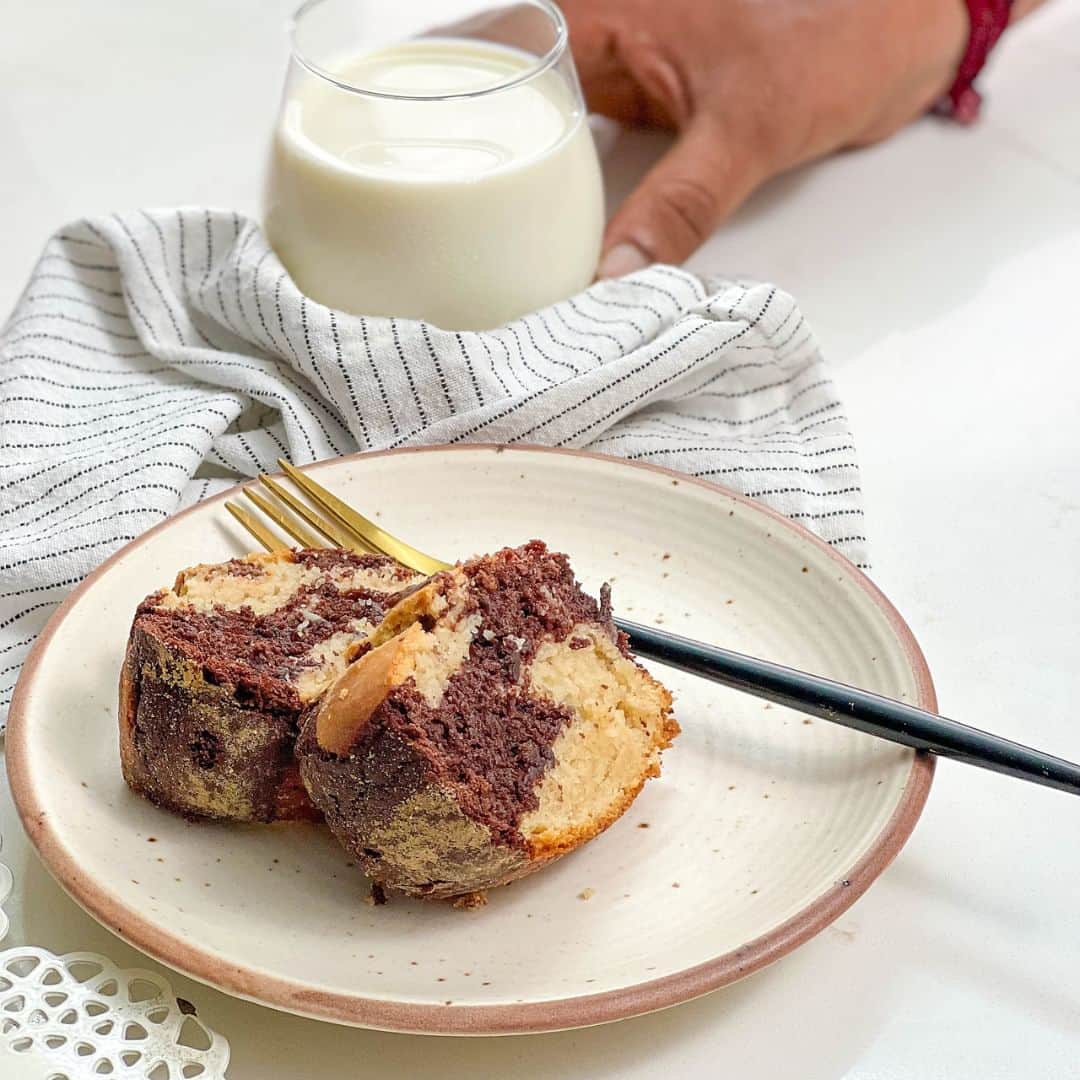 Archana's Kitchenさんのインスタグラム写真 - (Archana's KitchenInstagram)「#SummerKidsRecipes   Give this lip-smacking Classic Marble Cake a try! It is a super simple moist cake that is made using Archana's Kitchen Multi Millet Vanilla Cake Mix and Chocolate Cake Mix that with a beautiful, soft, and fluffy texture. Try this cake and I am sure your kids will love with a glass of milk along with it!  Ingredients 1 Pack Archana's Kitchen Rich Vanilla Cake Mix 1 Pack Archana's Kitchen Rich Chocolate Cake Mix 2 cups Curd (Dahi / Yogurt) , approx 240 ml per cup 160 ml Sunflower oil 1 tablespoon Lemon juice , for vanilla cake  👉To begin making the Multi Millet Marble Cake recipe using Archana's Kitchen Cake Mixes - we will be first making the vanilla cake mix batter and then the chocolate cake mix batter. 👉Grease and dust 1 large 8 or 9 inch cake pan. Preheat the oven to 160 or 180 C. If your oven is 30L or smaller then bake at 165C and if you oven is larger than 30L bake at 175/180 C. 👉To begin making the Vanilla Cake Mix batter - In a large mixing bowl add Archana's Kitchen Multi Millet Vanilla Cake Mix, 1 cup curd, 80 ml oil and 1 tablespoon lemon juice. Mix well to combine and make a thick batter. Keep aside. 👉Next for the Chocolate Cake Mix batter - In a large mixing bowl add Archana's Kitchen Multi Millet Chocolate Cake Mix, 1 cup curd and 80 ml oil. Mix well to combine and make a thick batter. Keep aside. 👉Layer the base of the cake pan with vanilla cake batter. Next with the help of a scoop spoon, alternate between the vanilla cake batter and chocolate cake mix batter.  👉Once done, with the help of skewer, create a marbling effect on the batter, by swirling it around as shown in the video. 👉Place into a preheated oven and bake for 35 to 45 minutes until the cake us done - when you insert a knife in the center it should come out clean. 👉Allow the cake to cool completely. Once cooled, remove from the pan, cut the Multi Millet Marble Cake into slices and serve.  Find 1000+ such recipes on our app "Archana's Kitchen" or website www.archanaskitchen.com」4月25日 20時30分 - archanaskitchen