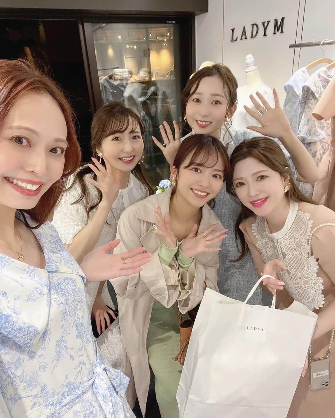 榊本麻衣さんのインスタグラム写真 - (榊本麻衣Instagram)「𖤐 𖤐 ⁡ 展示会ありがとうございました𓂃𓈒𓏸︎︎︎︎ ❤︎ ⁡ ⁡ @tadeaya さんの世界観が センス抜群で本当に素敵でした💛 @ladym_jp ブランドデビュー おめでとうございます🩰🤍 ⁡ @sakiii049 さんのこだわりが沢山詰まった @saki_felice 💓 今回も素敵なアクセサリーが沢山で 新作のハチさんシリーズもほんっとに可愛い🐝.* ⁡ お手伝いさせて頂けて 皆さんに会えて幸せでした🫶❤️ ⁡ ⁡ #LADYM #ラディム #felice #フェリーチェ  #展示会 #たであや共和国」4月25日 20時24分 - maipipii