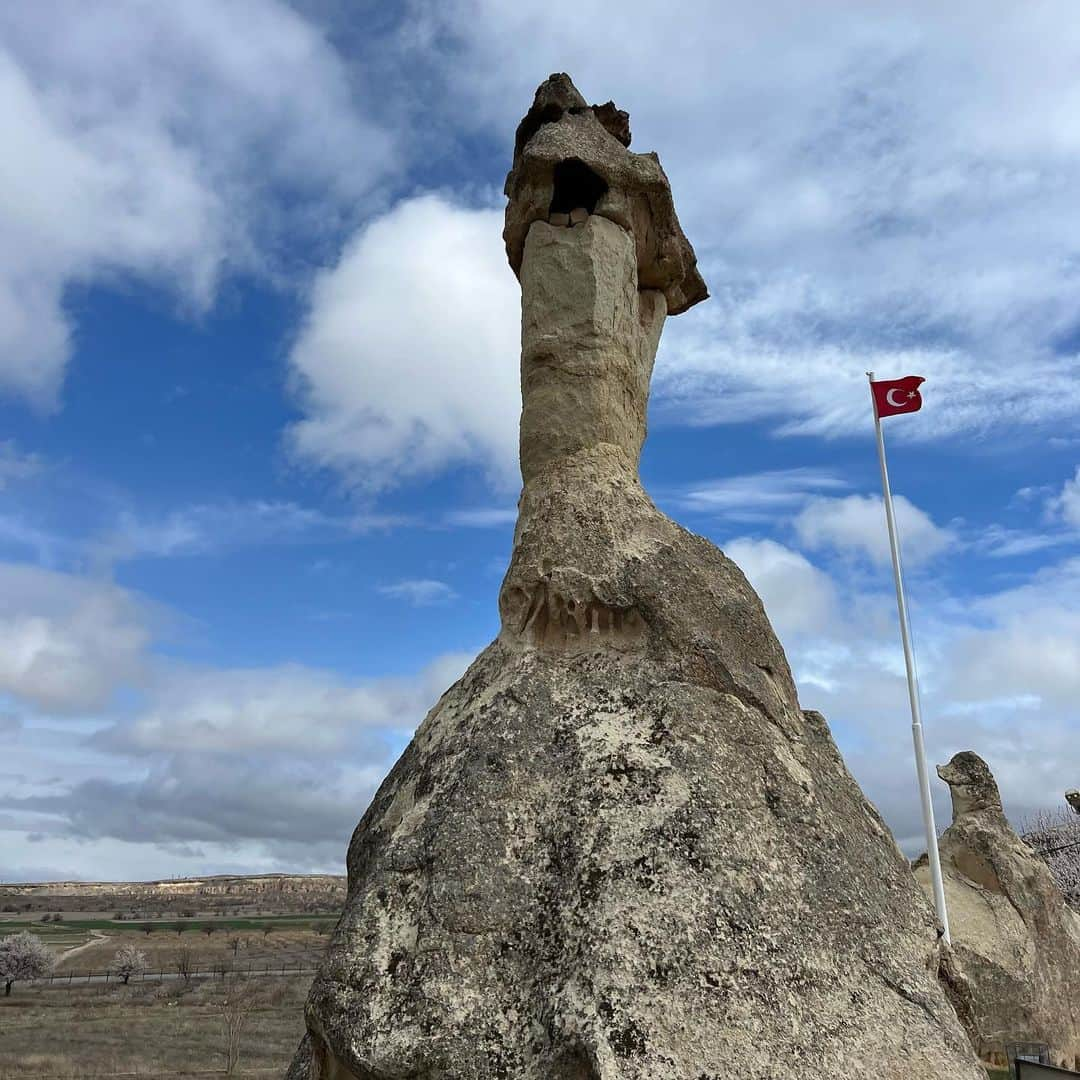 山尾梨奈さんのインスタグラム写真 - (山尾梨奈Instagram)「〻 Kapadokya, Türkiye, Mart 2023'te  🐫🧶🪨🌿🍃⛰️🪺🌷🐈🧿🎈🌄」4月25日 20時38分 - yamarina_1210