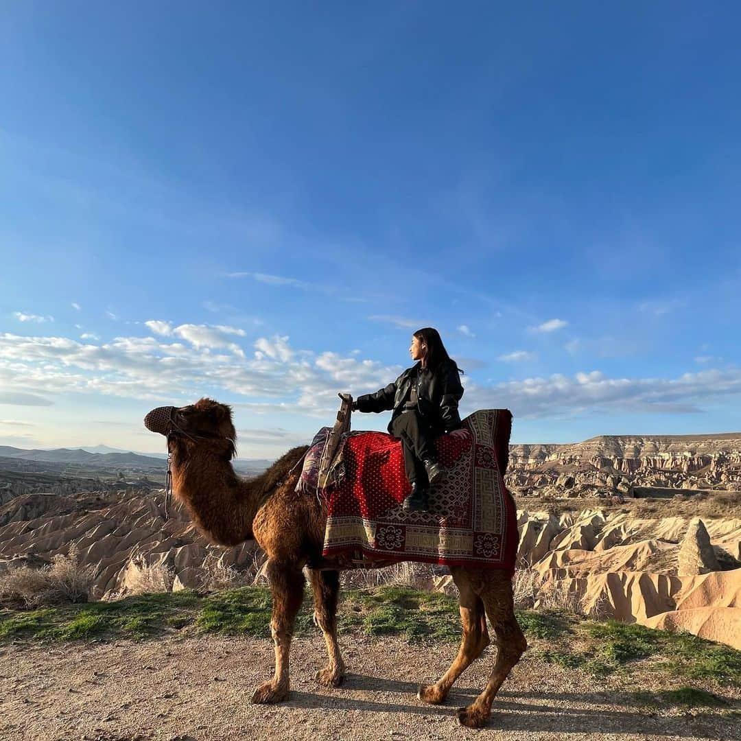 山尾梨奈のインスタグラム：「〻 Kapadokya, Türkiye, Mart 2023'te  🐫🧶🪨🌿🍃⛰️🪺🌷🐈🧿🎈🌄」