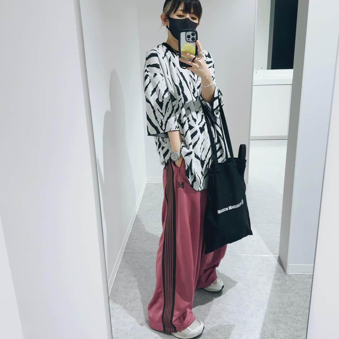mayumiのインスタグラム：「* こんな感じの半袖サマーニットを探してるのだけど なかなか見つからず…orz . . tops #maisonspecial pants #needles #ニードルズ bag #maisonmargiela  . *」