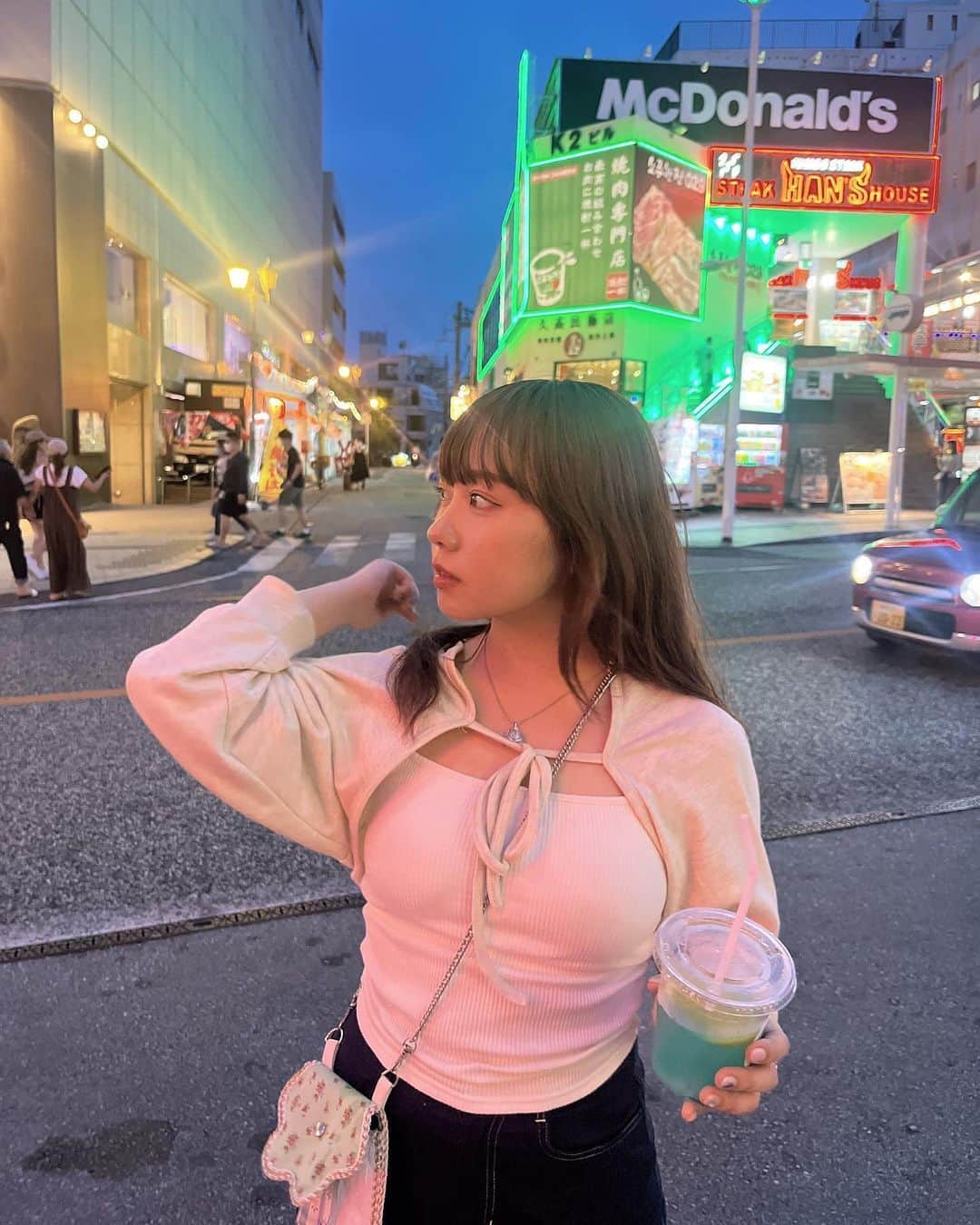 のインスタグラム：「お仕事で沖縄行ってたよ🌴 スパムおにぎり食べたり、ちんすこうを褒めたり、うちのソウルはここにあったと相方が言い放ったり、お揃いのものが増えたり、スパムおにぎり食べたり、スパムおにぎり食べたりしました👨🏻‍🦳 また来たい！」