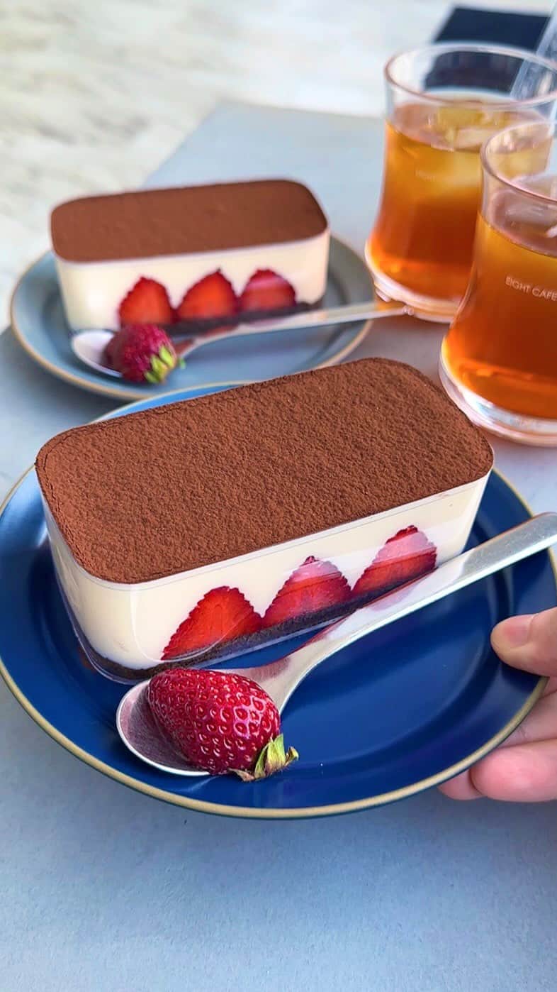 ゆうとグルメのインスタグラム：「🍓飲めるほどトロトロな苺ティラミス🍓 ㅤㅤㅤㅤㅤㅤㅤㅤㅤㅤㅤㅤㅤ 大阪、平野にあるCafe No.888さん(@cafeno888)の 「イチゴティラミス」750円 「アールグレイティー」450円 ㅤㅤㅤㅤㅤㅤㅤㅤㅤㅤㅤㅤㅤ 平野駅から徒歩10分のところにあるCafe No.888さんは、こだわりのコーヒーとデザートが人気の韓国カフェ！ ㅤㅤㅤㅤㅤㅤㅤㅤㅤㅤㅤㅤㅤ 今回はイチゴティラミスを注文🍓 ㅤㅤㅤㅤㅤㅤㅤㅤㅤㅤㅤㅤㅤ ここのティラミスは飲めるくらいトロトロなのが特長で、韓国から取り寄せた透明な四角い器にいちごを貼り付け、たっぷりティラミスを流し入れて提供してもらえます！ ㅤㅤㅤㅤㅤㅤㅤㅤㅤㅤㅤㅤㅤ こんな可愛い見た目だけどほろ苦くビターな味わいに仕上がっていて甘すぎないのでぺろっと食べれちゃいました🤤🤤 ㅤㅤㅤㅤㅤㅤㅤㅤㅤㅤㅤㅤㅤ 店内は白とグレーを基調にしていて、ガラス張りだから開放感もあるしまさに韓国カフェって感じの雰囲気！ ㅤㅤㅤㅤㅤㅤㅤㅤㅤㅤㅤㅤㅤ どの席からでも外の太陽光が入ってきて、綺麗な写真が撮れるような作りになっているのも嬉しいポイント！ ㅤㅤㅤㅤㅤㅤㅤㅤㅤㅤㅤㅤㅤ ティラミス以外にもブリュレチーズケーキやショコラテリーヌ、プリンなどスイーツメニューがいろいろあったから韓国カフェが好きな人はぜひ一度行ってみてほしい🍫 ㅤㅤㅤㅤㅤㅤㅤㅤㅤㅤㅤㅤㅤ おすすめ！！  —————————————— 📍大阪府大阪市平野区加美北6-2-3 ⏰10:00〜17:30 🛌水曜定休 🚃平野駅から徒歩10分 —————————————— #大阪グルメ #大阪カフェ #大阪ランチ #cafeno888  #いちご #ティラミス #カフェラテ #osaka」