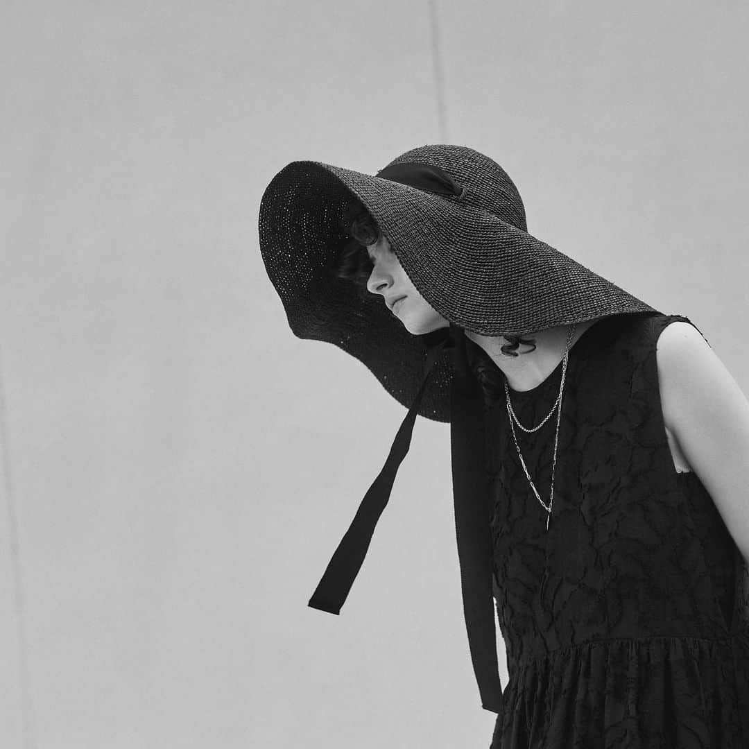 のインスタグラム：「Summer Collection "Monotone” ポートレート写真のような、ホワイト、ブラック、グレーの色調で女性の自然な美しさを表現。  #1erarrondissement #プルミエアロンディスモン」