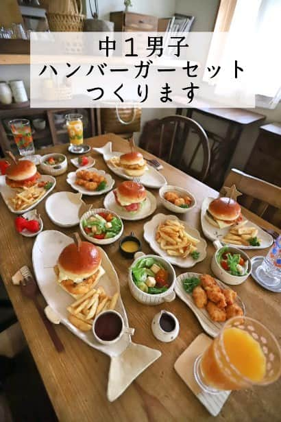 ゆうこのインスタグラム：「こんばんは。 休日のおひるごはん。 中１の息子がハンバーガーセットをつくってくれました。  モスバーガー風ハンバーガー 鯛をさばいてフィッシュバーガー チキンナゲット、フライドポテト。 とくにモスバーガー風のハンバーガーのソースがお店の味にそっくりでびっくり。 とっても美味しかったです🍔😊  この日の器は、@rutawarawajifu さんの器に盛り付けました。 三毛猫の器は、久しぶりにデザインを考えさせてもらってコラボさせていただきました🐱 こちらの猫さんの器や、以前紹介させてもらった息子の絵からうまれた魚の器は、４月２９日の　@arinomamaru さんのイベントにおいていただくことになりました。 お近くの方は、よかったら見てみてくださいね。 今日もお疲れさまでした。  🌻その他の投稿はこちら　@slow.life.works #ハンバーガー #おうちごはん　#hamburger　#ポテト　#フィッシュバーガー　#モスバーガー　風　#暮らし　#lunch　#チキンナゲット　#PR　#おうちじかん　#料理　#中学生　#料理男子　#鯛　#魚捌き　#魚　#パン」