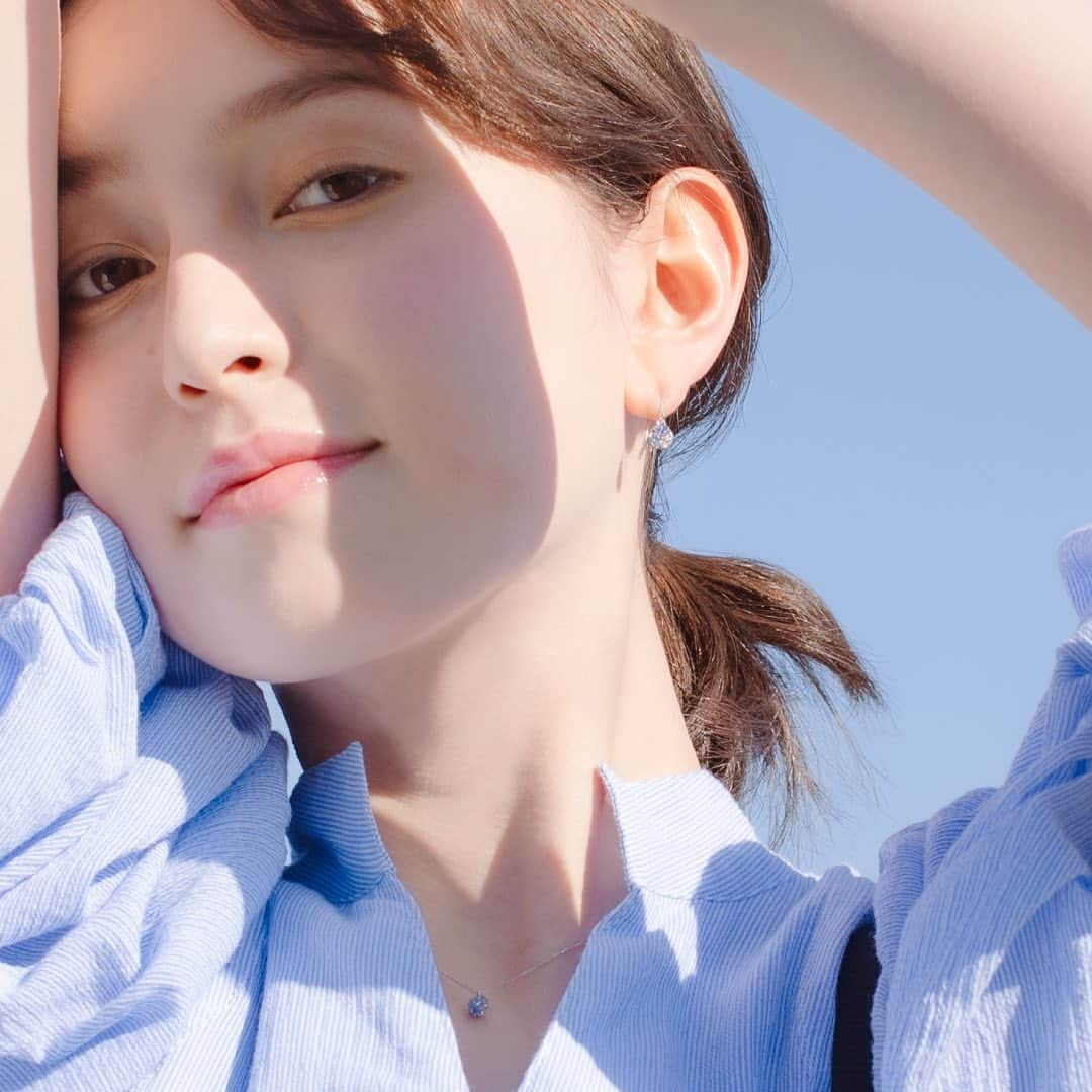 BLOOM(ブルーム) さんのインスタグラム写真 - (BLOOM(ブルーム) Instagram)「雫を連想させるみずみずしい色合いが 透明感あふれる印象に。 爽やかなブルーがコーデを格上げしてくれるはず。  ------------------ 気になるアイテムがあったら、 コメント欄に「❤️」を押してね。    また、購入後は #bloomコーデ を付けた投稿をお待ちしております！ ------------------  #bloom_summer #お守りジュエリー #ご褒美ジュエリー #bloom_official #大人ジュエリー #シンプルジュエリー #ジュエリー好き #ジュエリーファッション #今日のジュエリー #ジュエリーブランド #ジュエリー好きさんと繋がりたい #ジュエリーコーデ #ジュエリー好きと繋がりたい #ジュエリーコーディネート #華奢ジュエリー #ファッションジュエリー #ゴールド派 #ゴールドジュエリー #ジュエリーグラム #夏のbloom #bloom_jewelry #イエローゴールド #ピンクゴールド #フェミニンコーデ #夏コレクション#キラキラピアス #キラキラ」4月25日 20時36分 - bloom_official_jp