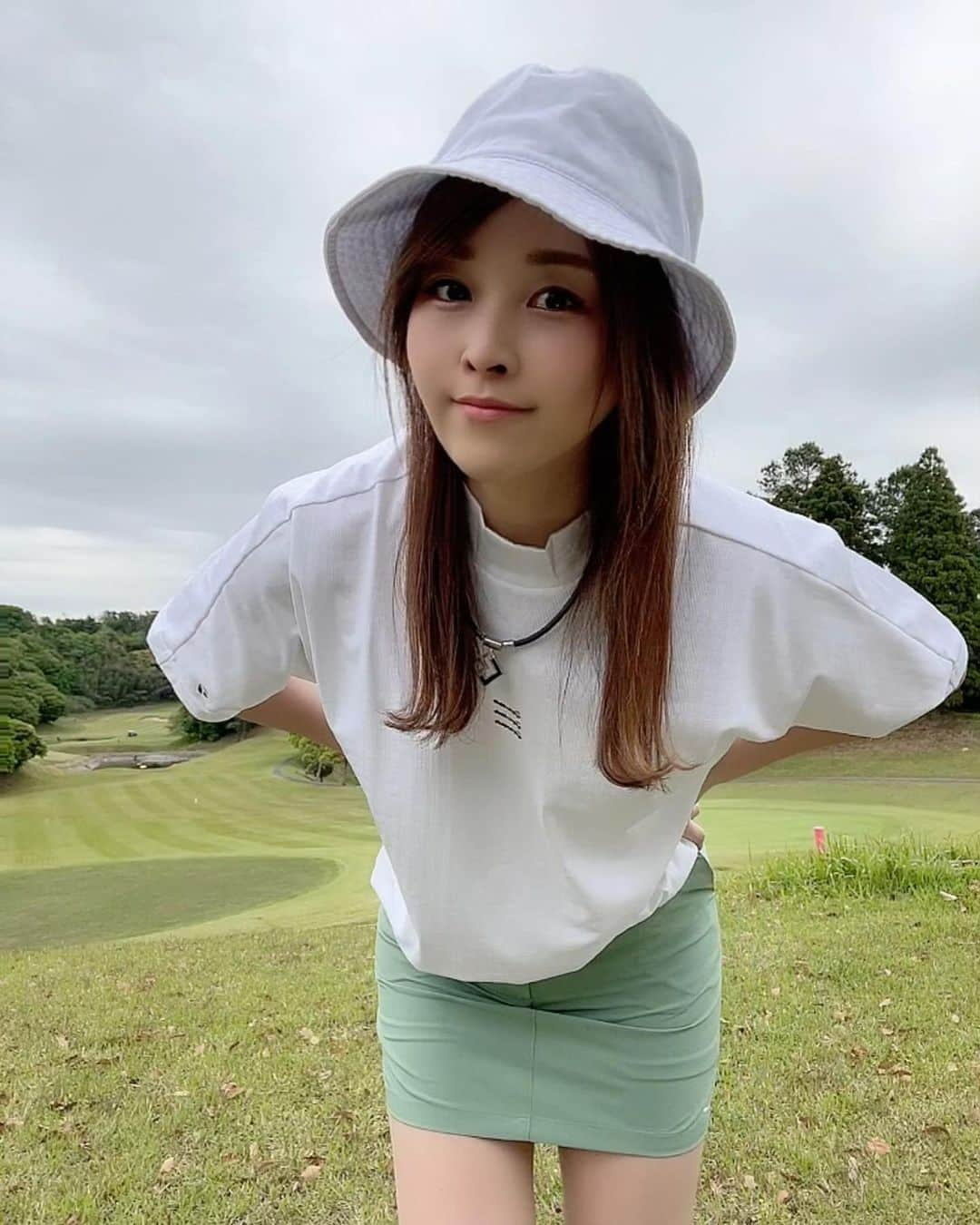 mikaさんのインスタグラム写真 - (mikaInstagram)「♥︎︎∗︎* @taylormade_golf_japan_apparel_   テーラーメイドとUNITED ARROWSコラボの ウエアに一目惚れ♡ トップスはunisexでオーバーサイズ感とか バックロゴが、どタイプすぎるし スカートの淡いカーキが好きなカラーで 見た瞬間この合わせで着たいって思ったの🤭  UNITED ARROWSコラボは大人気みたい なので 気になる人は早めにチェックしてみてね！⬇️ https://result-track.influencer.linkshare.ne.jp/tracking/3491/118  #テーラーメイド #テーラーメイドゴルフ  #テーラーメイドアパレル #taylormade  #taylormadegolf #taylormadeapparel  #tmuaメッセージクーリングssモック #tmuaストレッチ スコート #unitedarrowsgolf #ユナイテッドアローズゴルフ #ユナイテッドアローズ #ゴルフ #golf #ゴルフ女子 #ゴルフ男子 #ゴルフウエア #ゴルフコーデ #pr」4月25日 20時46分 - _mika.___