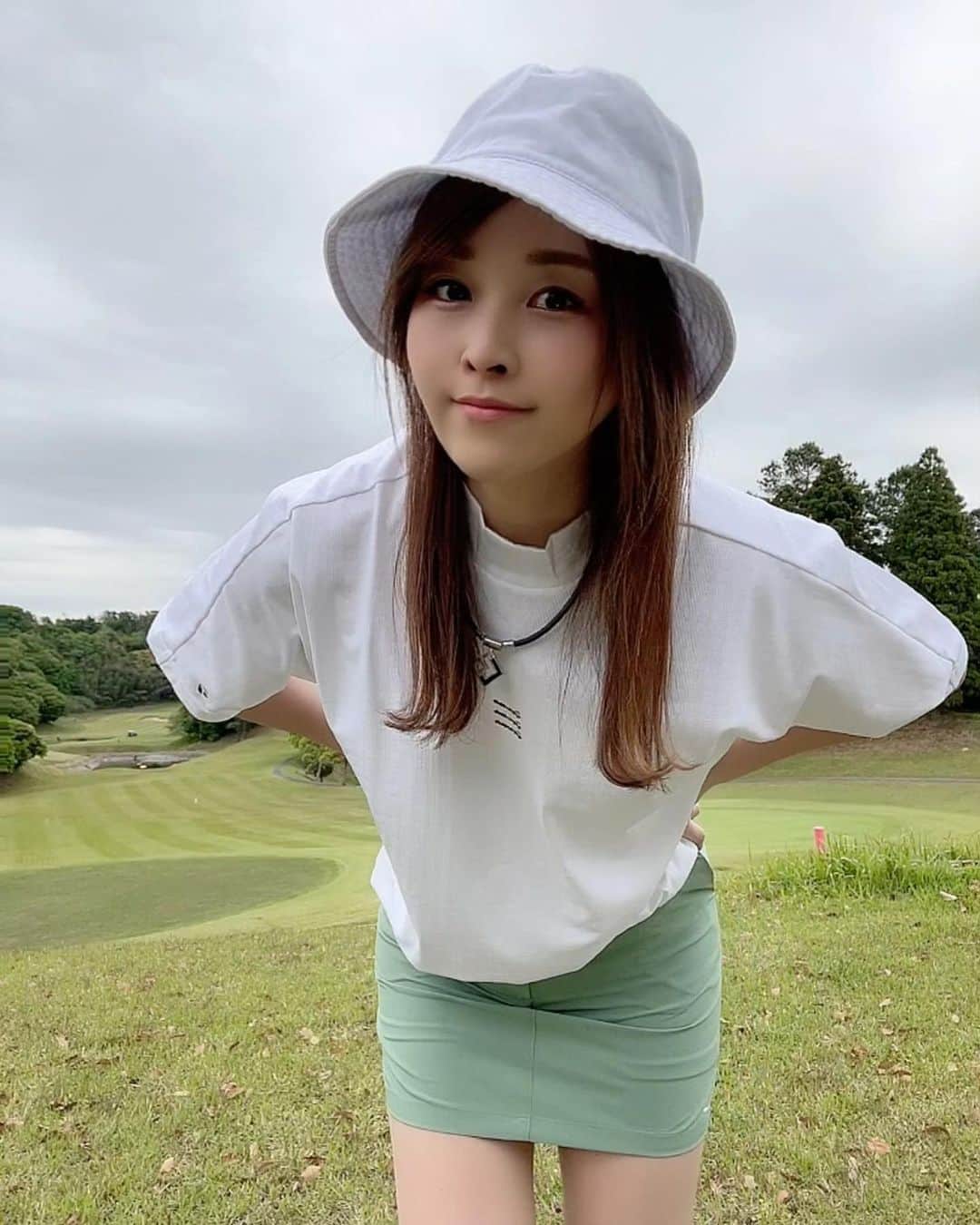 のインスタグラム：「♥︎︎∗︎* @taylormade_golf_japan_apparel_   テーラーメイドとUNITED ARROWSコラボの ウエアに一目惚れ♡ トップスはunisexでオーバーサイズ感とか バックロゴが、どタイプすぎるし スカートの淡いカーキが好きなカラーで 見た瞬間この合わせで着たいって思ったの🤭  UNITED ARROWSコラボは大人気みたい なので 気になる人は早めにチェックしてみてね！⬇️ https://result-track.influencer.linkshare.ne.jp/tracking/3491/118  #テーラーメイド #テーラーメイドゴルフ  #テーラーメイドアパレル #taylormade  #taylormadegolf #taylormadeapparel  #tmuaメッセージクーリングssモック #tmuaストレッチ スコート #unitedarrowsgolf #ユナイテッドアローズゴルフ #ユナイテッドアローズ #ゴルフ #golf #ゴルフ女子 #ゴルフ男子 #ゴルフウエア #ゴルフコーデ #pr」