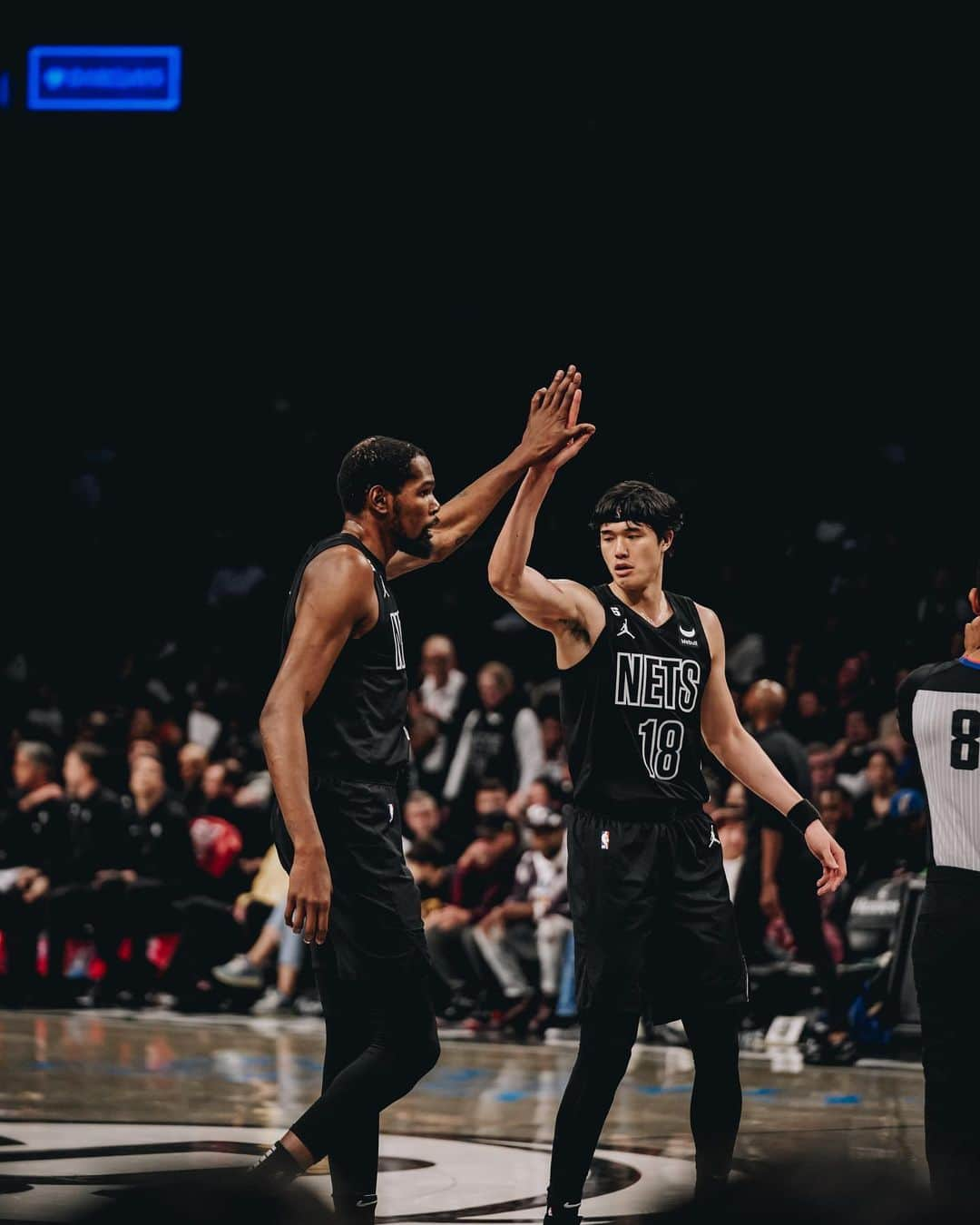 渡邊雄太さんのインスタグラム写真 - (渡邊雄太Instagram)「Year 5 in the book ☑️  Thank you Brooklyn for your support throughout the season🙏  今シーズンもたくさんの応援ありがとうございました。何もかも成長に繋がりました！ もっといろいろ書きたいですが、濃すぎたシーズンすぎて書ききれません😂」4月25日 20時40分 - yutawatanabe12