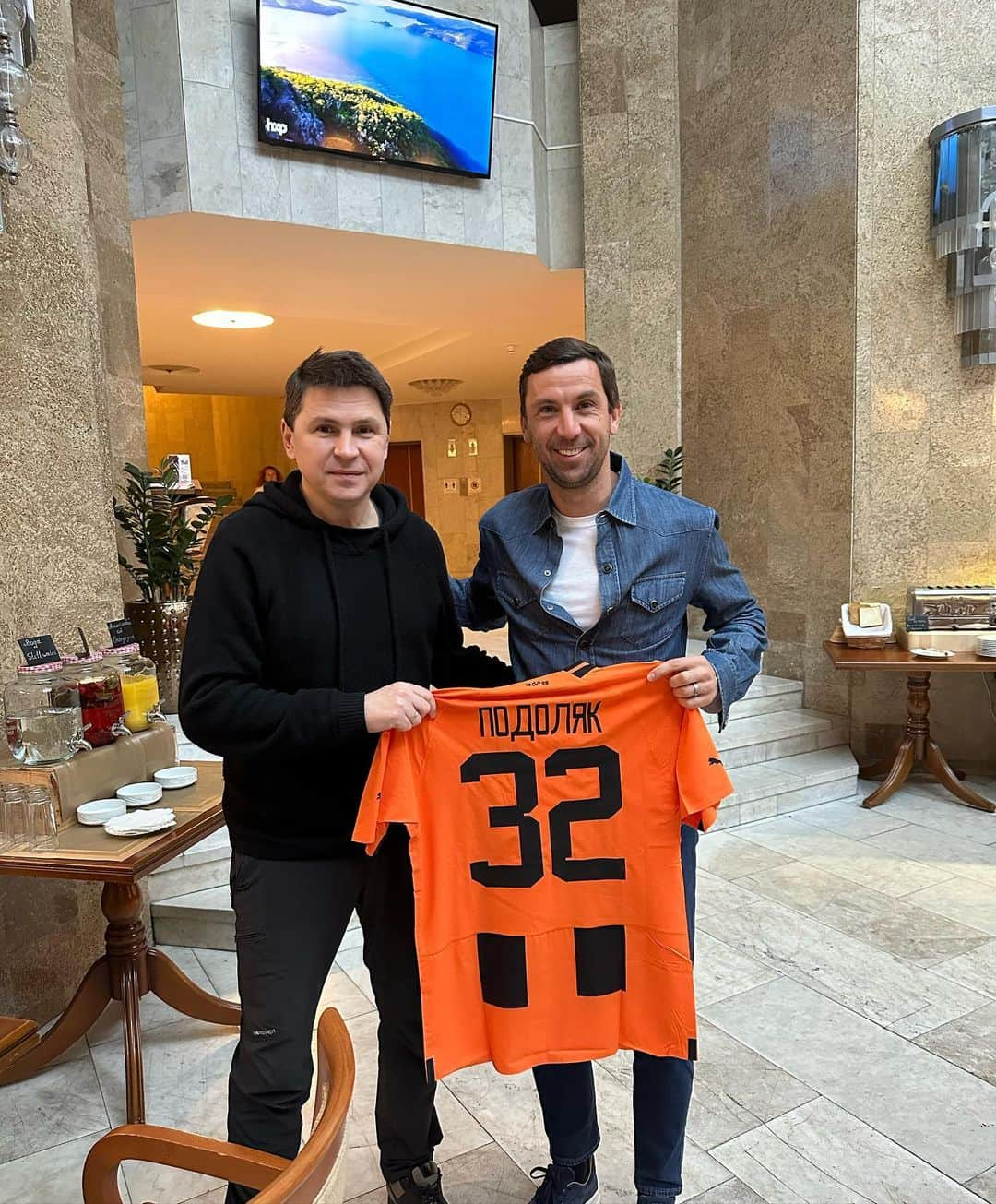 ダリヨ・スルナのインスタグラム：「Today I met with Advisor to the Head of the Office of the President of Ukraine Mykhailo Podoliak @podolyak_mykhailo and gave him a jersey of the Miners with a symbolic number in honour of the 32nd anniversary of Ukraine's independence.   Mykhailo Podoliak and the Office of the President team make a huge contribution to the cause of Ukraine's struggle against the aggressor in this war. All their actions are aimed at protection of interests of the state and all Ukrainians. I am sure that we will bring the victory of Ukraine and the Ukrainian people closer with our joint efforts.💪🏻🇺🇦」