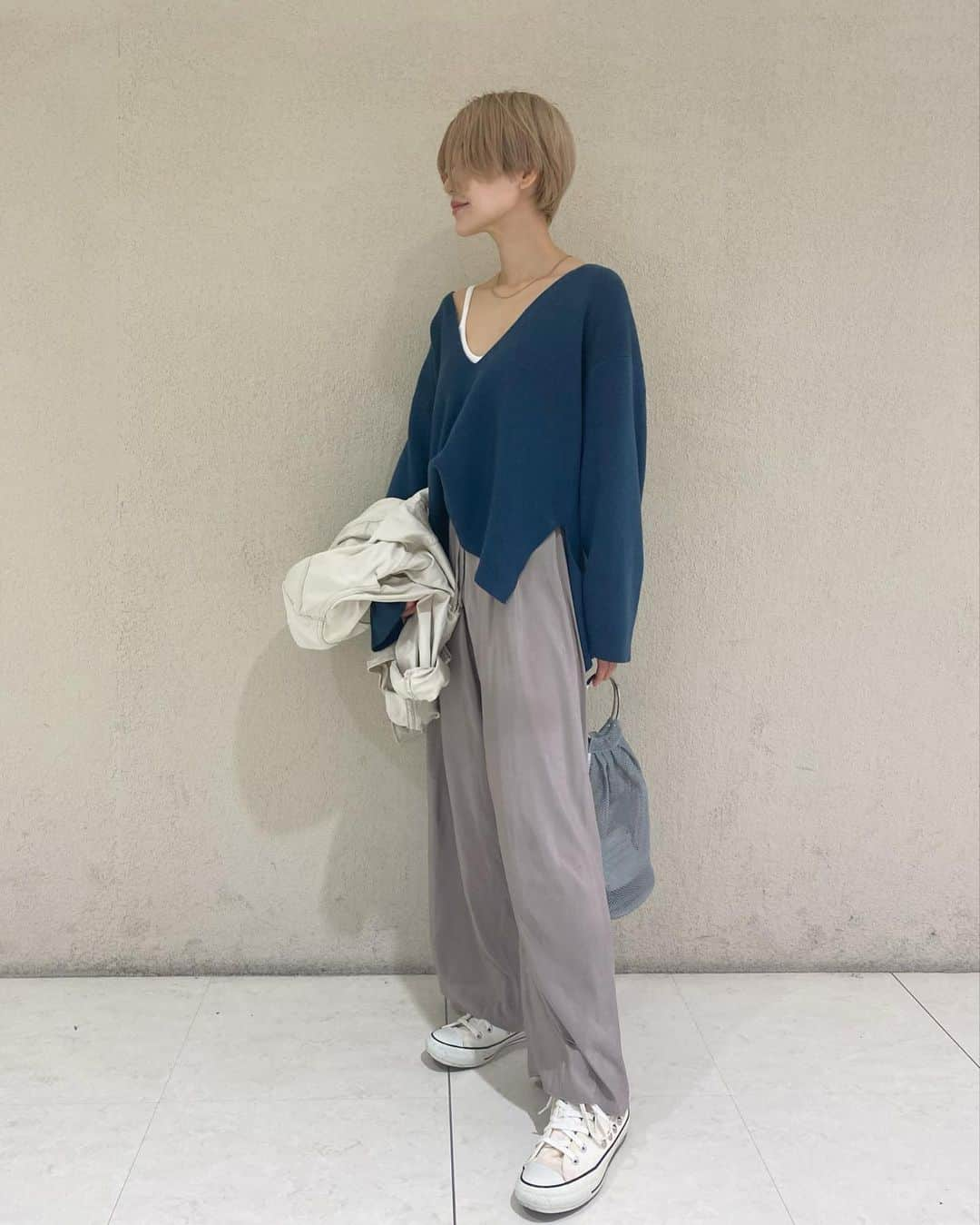 マリカのインスタグラム：「今日のお服🦥  tops @adametrope  jacket @leejeans  sneakers @converse_jp  bag @casselini_official   今日寒くなかった？🥺 寒暖差ありすぎて 風邪ひかないように皆さん 気をつけてくださいまし🥺🙏🔥  #購入品紹介 #ootd #今日のコーデ  #ママコーデ #サロンモデル #ママコーデプチプラ #おんまゆ  #関西サロンモデル #オン眉ショート #おん眉 #サロモ #ヘアモデル #メイク好きさんと繋がりたい  #フリーモデル#関西モデル #お洒落さんと繋がりたい #カラコンレポ #make #ショート#ショートヘアモデル #アラサーコーデ #30代コーデ」