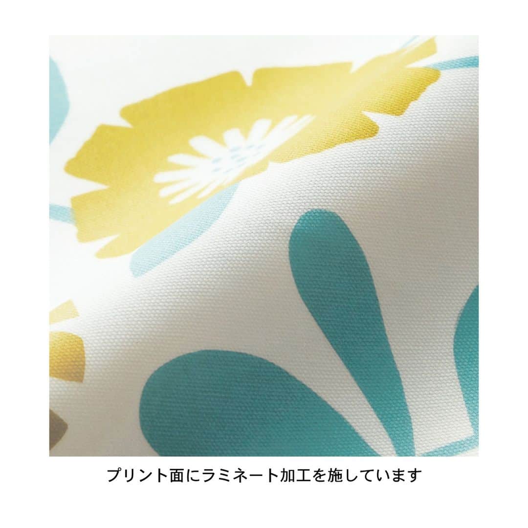 mini_labo_jp(ミニラボ) さんのインスタグラム写真 - (mini_labo_jp(ミニラボ) Instagram)「𓍯   𓂃◌𓈒𓐍  テーブルにお花が咲いたよう   𓂃◌𓈒𓐍  ☞拭ける防水テーブルクロス／ダリア  夏らしいさわやかなミニラボ柄がかわいいテーブルクロス。 テーブルにかけるだけで食卓が明るく、すっきりとした印象に。 シンプルなガラスや白地の食器が映えそうです。  ~~~~~~~~~  ミニラボ夏号発刊プレゼントキャンペーン実施中 《期間:2023年5月18日(木)まで》  詳しくは、画像をタップして商品ページをご確認ください。 ~~~~~~~~~  #minilabo #ミニラボ #ベルメゾン #BELLEMAISON #テーブルクロス #テーブルコーディネート #夏コーデ #花柄 #丁寧な暮らし #刺繍 #おしゃれな暮らし #日常を大切に #暮らしを楽しむ #シンプルに暮らす #リモートワーク #在宅ワーク」4月25日 20時41分 - mini_labo_jp