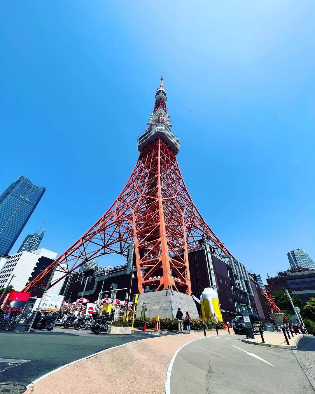 K.A.Zさんのインスタグラム写真 - (K.A.ZInstagram)「小学校の修学旅行以来の東京タワーへ🗼 近くを通ったらふと当時の記憶がよみがえり、40数年振りに展望台のTOPまでのチケットを握りしめ登ってまいりました。 上から眺めていると改めて建物の多さに驚きです。 🤔🗼👯👯‍♀️🕺💃🏃‍♂️🤸🏻‍♀️  ※東京タワーの蝋人形館は閉館しました（1970年03月20日〜2013年09月01日）  10年前に閉館した事知らなかった😓  タワーの実際の高さ334メートルらしいですよ🧐」4月25日 20時45分 - k.a.z1011