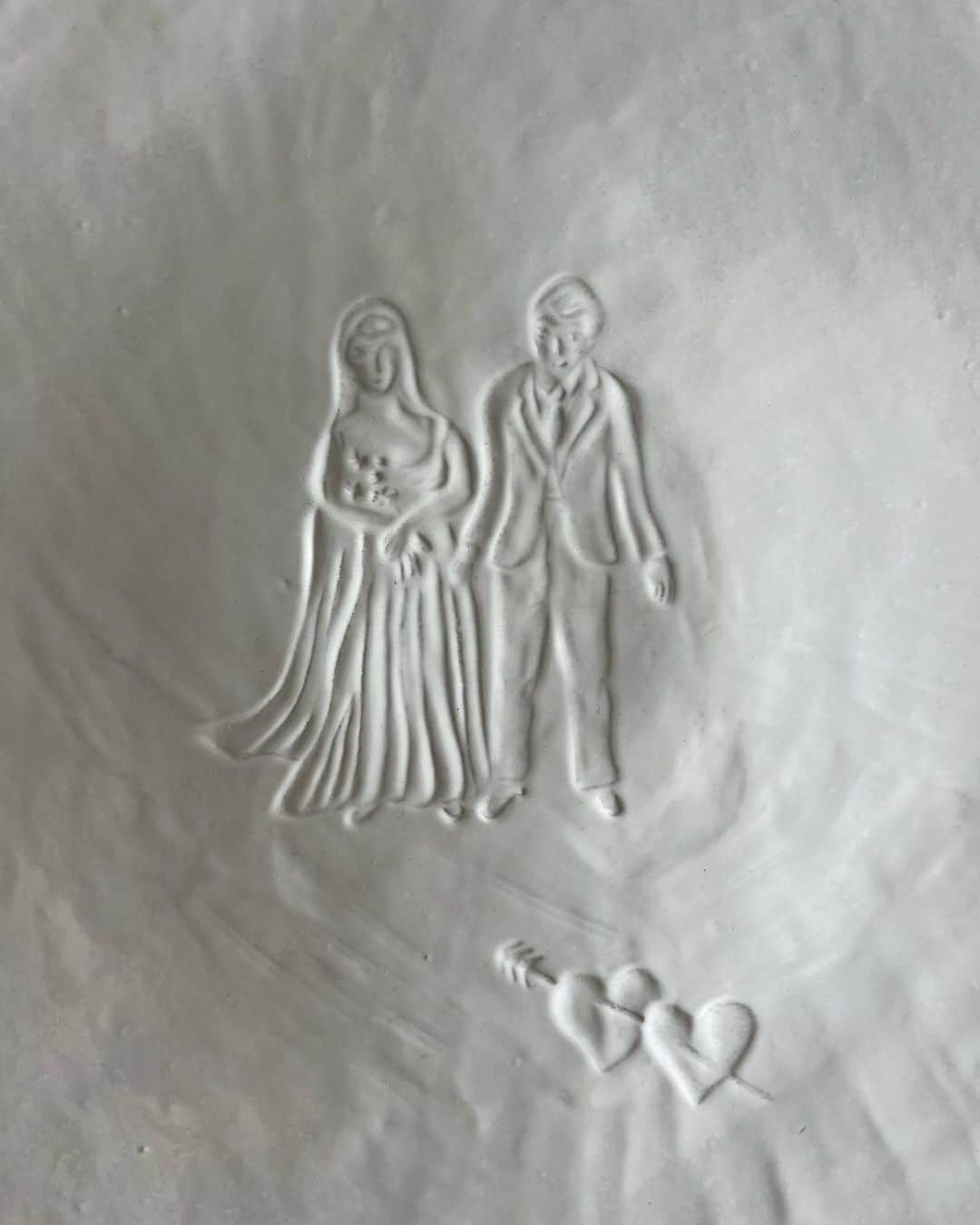 大屋夏南のインスタグラム：「Anything from a dear friend is meaningful but this one is special and super cute 🤍 友達から結婚のお祝いにもらった @astierdevillatte のお皿💫ぴったりのお皿を私が好きなブランドから選んでくれた心遣いが嬉しい🫶🏼ありがとう🥰  結婚して半年ぐらい。形式は人それぞれであったとしても、大事な人を大事にしながら暮らしを共にするのは良いものですね😌」