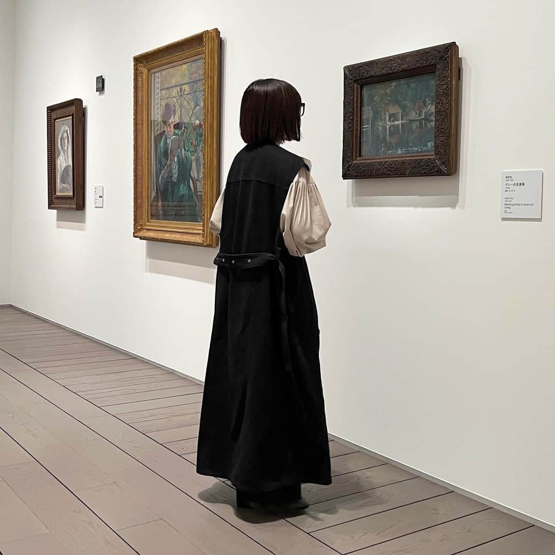 tarouのインスタグラム：「ゴールデンウィークが近いので、おすすめスポットと共にコーデ紹介〰︎✍🏻💭    美術館って、大人っぽコーデしたくなるの私だけ？😶  この日はデニムのジレをメインに コーデ組んでみました☝🏻‪´- ショート丈ジャケットも持っていったけど この日は暑くて 手に持ってただけ💭💭   この美術館、写真撮影可らしくて 私がぽけ〜って見てるところ ゆめが沢山撮ってくれてた👶🏻笑笑 (猫背凄いのは🤫)  学生さん無料らしいので ゴールデンウィークの予定決まってない人いたらぜひ🫶🏻    outer： @knuthmarf_official  tops： @todayful_  pants： @uniqlo_jp  bag： @reedit_official  shoes： @crieconforto_official      #休日コーデ #春コーデ #デニムコーデ  #デニムジャケット #アーティゾン美術館  #ゆるコーデ #カジュアルコーデ #低身長コーデ  #着痩せコーデ #骨格ストレート #美術館巡り」