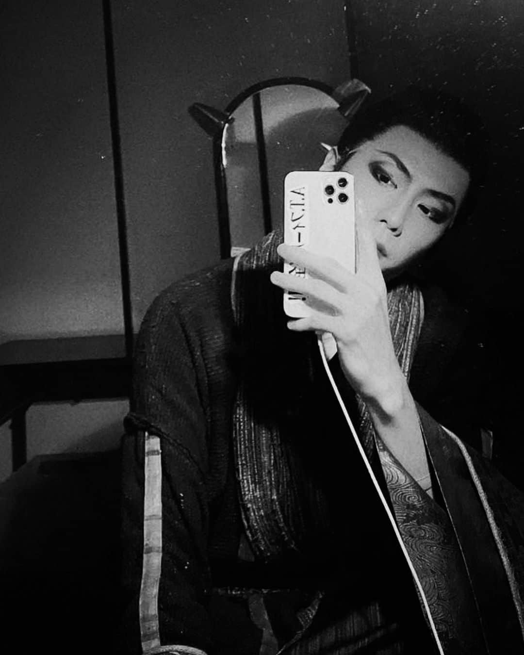 早乙女友貴のインスタグラム：「舞台「キングダム」 一足先に大千穐楽をむかえ、全67公演走りきりました。 ご来場頂きありがとうございました！ 皆さん、大千穐楽まで頑張ってくれー！！！この作品が最後まで走りきれますよう祈ってます。  最後オーケストラの皆さんの頭に何か乗ってると思ったら、「早乙女友貴さん大千穐楽おめでとう！」って書いてあるものしてて笑ったし、嬉しかったーw  ありがとうございました！  早乙女友貴  #キングダム　#左慈」