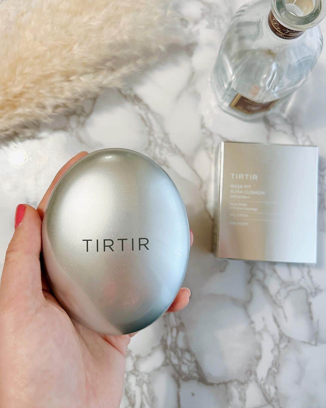 のインスタグラム：「🪞TIRTIR @tirtir_jp_official  ⁡ 先月はピンクとレッドを比較したんですが、 1ヶ月ピンク使ってなくなってきたので 今月新しく出たシルバーカラーの マスクフィットオーラクッションを試してみました🤍 ⁡ ⁡ TIRTIR使ってる方凄く多くてびっくり‼️ クッションファンデといえばに鎮座してますよね🪞 ⁡ 今回シルバーを使用した感想はというと… 赤、ピンクと比べると圧倒的なカバー力。 艶感もあり、綺麗な水光肌が作れる🫰 こう見比べるとピンクは薄付きですね❗️ ⁡ ⁡ ▪︎ カバー力的には シルバー ＞ 赤 ＞ ピンク ⁡ 色味も全て21使用なんですが、 新しくシルバーはカバー力あるので 少し明るめにつく印象。 トーンアップも期待できますね👆 ⁡ ⁡ 個人的にはずっと赤を使用してたので、 ピンクはあまり外に出ない休日の日、 シルバーはしっかりメイクしたい日、 赤は仕事の日と使い分けれそうな感じ👩 ⁡ ⁡ 前回の投稿で黒使用されてる方も多かったので、 黒だとどこの位置付けにいくのか気になるところ🖤 また使用したらレポします🥰 ⁡ ⁡ #TIRTIR #ティルティル #クッションファンデ #マスクフィットオーラルクッション #マスクフィット #マスクフィットシリーズ #スキンフィットツヤクッション #水光肌 #ツヤ肌 #最強ベース #カバー力 #コスメレポ #コスメレビュー #比較レポ #購入品紹介 #スキンケア」