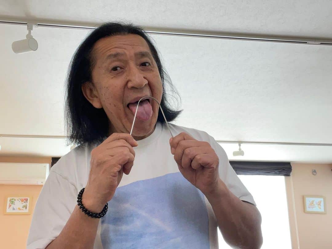 Ken Harakumaのインスタグラム：「30年間続いている Tongue Cleaner(タンクリーナー)  この度提供いただいた進化版がすごいんです❣️  インド製より滑らかで舌に優しく、綺麗になる、超絶オススメアイテムのご紹介をさせていただきます❤️❤️❤️  これは手放せない事間違いなし。  クリンタン™は口臭の原因ともなる舌の汚れ「舌苔」の除去を目的とした、純チタン製の舌みがきです。 口に入れるものだからこそ、世界に誇る日本のものづくり技術を活かした上質な舌みがきを皆さまに届けたいと考えました。 チタン線材１本から１つずつ作られる重さ6g程のクリンタン™には、職人技が結集しています。 https://omotenashinippon.jp › prize 【Made in TSUBAME認証】純チタン製舌みがき クリンタン™ |  皆さんも是非お試し下さい。 @kodawataru.official  渡邊さん、ありがとうございました❤️ 🙏🙏🙏 @international_yoga_center  #タンクリーナー  #舌のお手入れ  #クレンジング  #ヨガ  #アーユルヴェーダ」