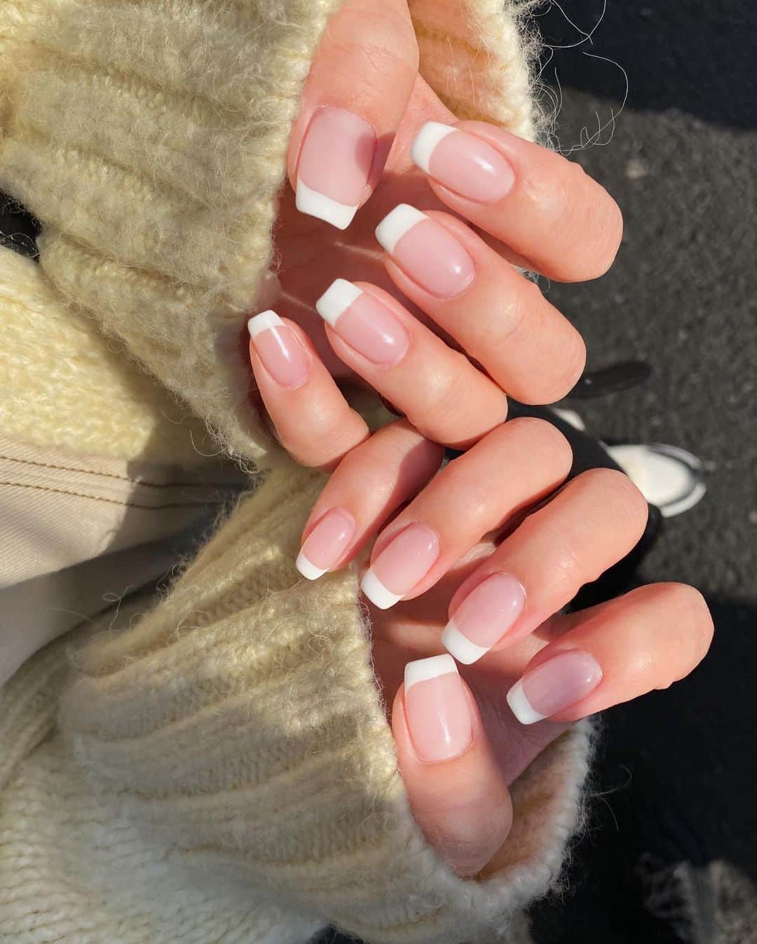 郡司りかのインスタグラム：「今月のネイル、いちごミルクのマカロンと同じ色だった🍓🥛  4枚目と5枚目がネイルしてもらってから3週間経ったときの写真なのだけど、やっぱりすごく綺麗🥺 ベースに薄いピンクを塗ってもらえたおかげで、伸びたらますます可愛い1ヶ月間でした。 みづきさんいつもありがとうございます🐏 @lilybeautynail  @bmoon_mizuki   #lilybeautynail #フレンチネイル #白フレンチ #シンプルネイル #中国ネイル」