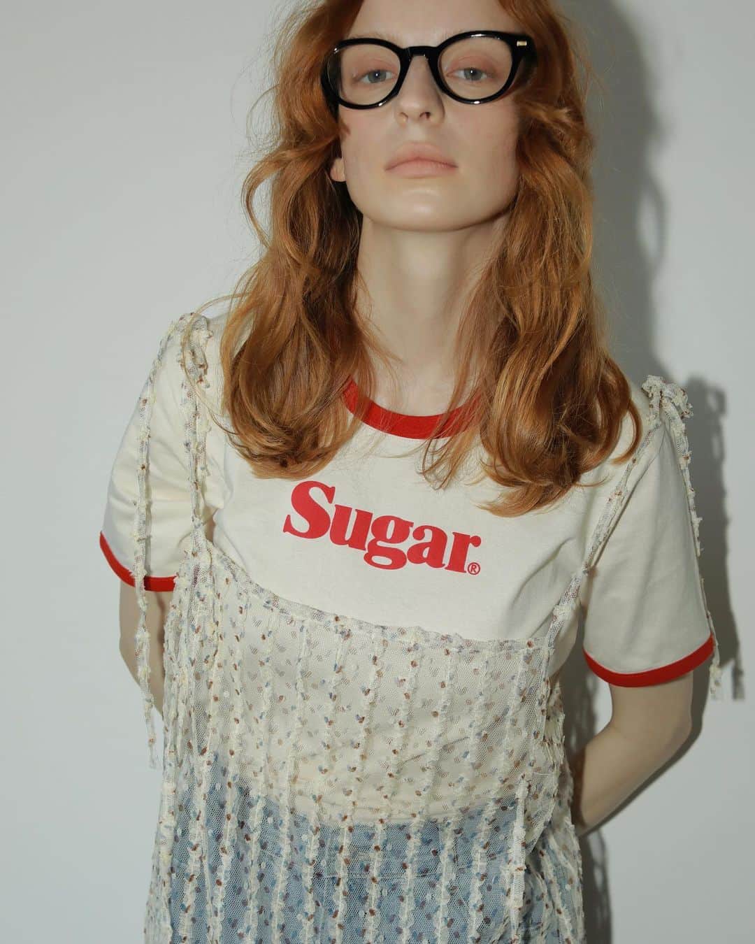 AMAILのインスタグラム：「#comingsoon 4/28(金)お昼12:00〜販売スタート   Sugar line cloth ￥5,500 color: RED/GRN size: FREE  フロントに施された『Sugar』ロゴがシンプルながら、 スタイリッシュな印象を与えてくれるリンガーTシャツ。 甘さとカジュアルさのバランスが取れた 配色が可愛らしい印象を持ち合わせています。 女性らしい体型を拾いすぎず、 着心地も良いボックスシルエットは、 腰回りをカバーしてくれるため、着心地も抜群。 また、リラックスした雰囲気を醸し出しながらも、 スッキリとした印象を与えてくれるため、 スタイリングの幅も広がります。  デニムパンツやスカートなど、 どんなアイテムにも合わせやすく、 様々なスタイルにマッチします。 また、ロゴが特徴的なため、 シンプルなアイテムとの相性も抜群です。  #AMAIL #アマイル #ロゴT」