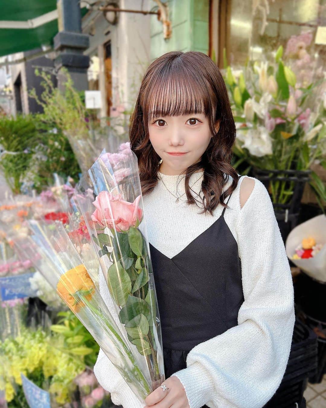 小日向夏実のインスタグラム：「💐🤍  お花ってどれにしようかなって悩むの楽しいよね！！！！！！  #お花屋さん #花屋 #花束 #フラワーショップ #バラ #春コーデ #低身長コーデ #japanesegirl #followｍe #いいね歓迎 #花のある生活」