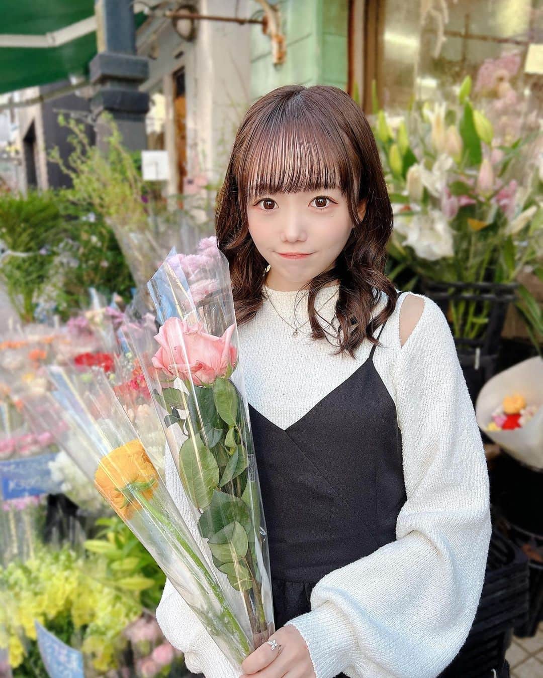 のインスタグラム：「💐🤍  お花ってどれにしようかなって悩むの楽しいよね！！！！！！  #お花屋さん #花屋 #花束 #フラワーショップ #バラ #春コーデ #低身長コーデ #japanesegirl #followｍe #いいね歓迎 #花のある生活」