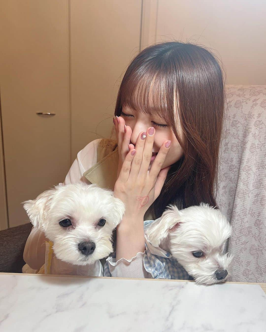 坂本りののインスタグラム：「ネイルかえたよ〜キラキラ〜💅🌟 わんちゃんとなかよし🐶」