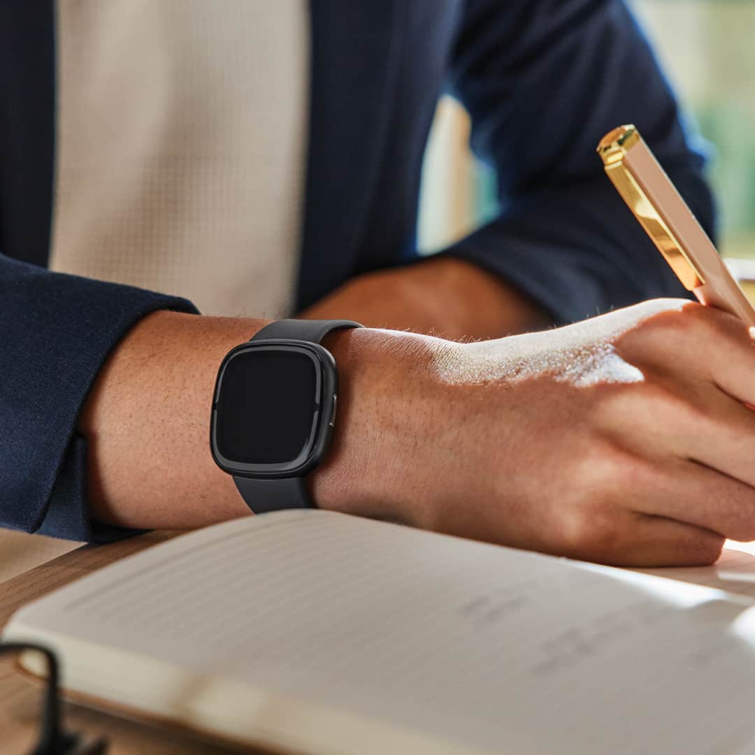 Fitbit Japanのインスタグラム：「数々の機能を詰め込んでいるのに、とっても軽い #FitbitSense2。 仕事や勉強中につけていても気にならないから、集中力も持続するはず✨」