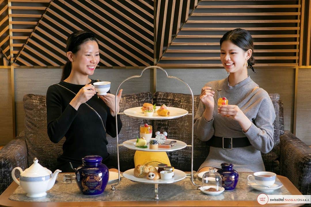 スイスホテル南海大阪さんのインスタグラム写真 - (スイスホテル南海大阪Instagram)「ディルマ茶葉をたっぷり使用した「ディルマ アフタヌーンティー」は5/31まで。ディルマ最高級ライン「ティーメーカー・シリーズ」のフリーフローと共にセイロンティーの世界をお届けいたします。午後の一杯で、”洗練された時”を。 #スイスホテル南海大阪 #スイスホテル #快適に過ごす時 #アフタヌーンティー #ディルマ   Live It Well with an afternoon tea experience featuring the Teamaker’s Private Reserve by Dilmah, paired with an assortment of sweet and savoury nibbles at The Lounge.  Take a sip of health with a cupful of antioxidants and energy boosting nutrients. #Swissotel #SwissotelOsaka #AfternoonTea #LiveItWellOsaka #Dilmah」4月25日 21時00分 - swissotelnankaiosaka_official