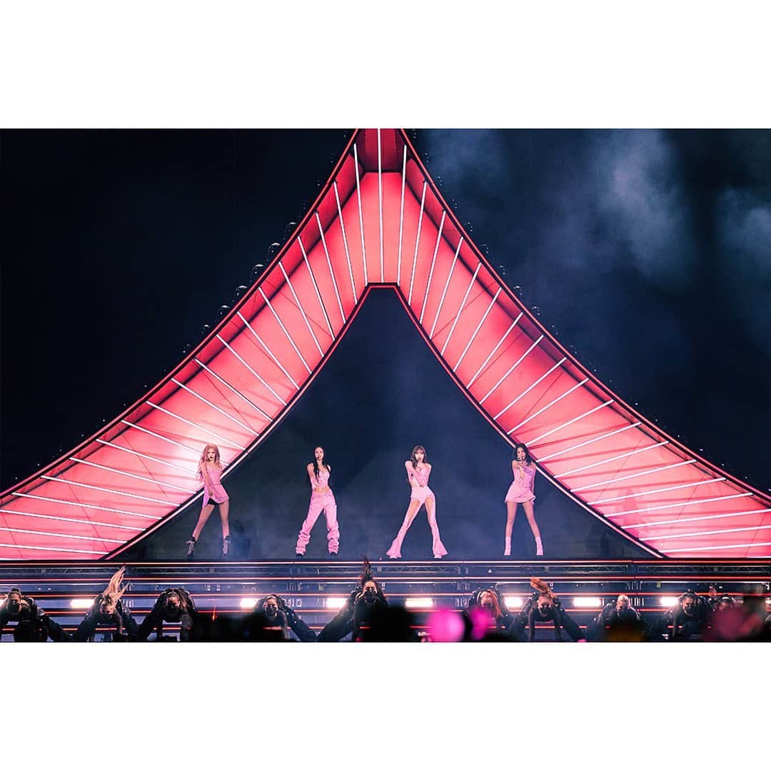 BLACKPINKさんのインスタグラム写真 - (BLACKPINKInstagram)「Still feels surreal that we did this!🔥 Thank you @coachella for having us! And to all BLINKs out there, we could’ve never done this without you guys. We are forever grateful❤️ Thank you again for these unforgettable two weeks and hope to see you all again!  #BLACKPINK #블랙핑크 #COACHELLA #WEEK2 #YG」4月25日 21時00分 - blackpinkofficial