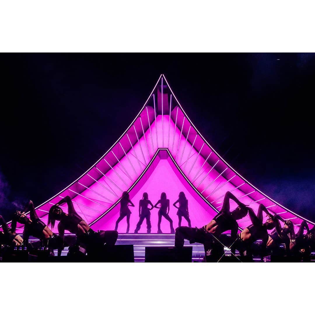 BLACKPINKさんのインスタグラム写真 - (BLACKPINKInstagram)「Still feels surreal that we did this!🔥 Thank you @coachella for having us! And to all BLINKs out there, we could’ve never done this without you guys. We are forever grateful❤️ Thank you again for these unforgettable two weeks and hope to see you all again!  #BLACKPINK #블랙핑크 #COACHELLA #WEEK2 #YG」4月25日 21時00分 - blackpinkofficial