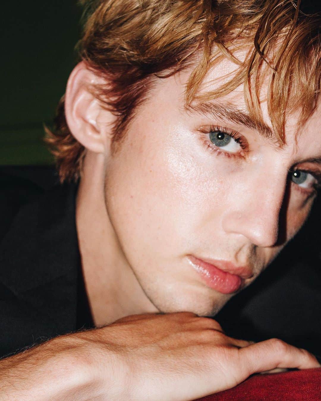 Yves Saint Laurent Beautyさんのインスタグラム写真 - (Yves Saint Laurent BeautyInstagram)「@TroyeSivan is ready for his close-up with the ultra-glossy ROUGE VOLUPTÉ CANDY GLAZE N°2.   ALL HOURS FOUNDATION  NU BARE LOOK TINT NU LIP & CHEEK in PINCH  NU BLOTTING LOTION   #YSLBeauty #AllHours #CandyGlaze #TroyeSivan」4月25日 21時00分 - yslbeauty