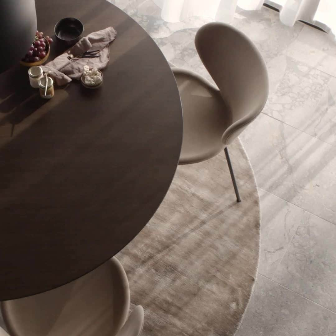 BoConceptのインスタグラム：「Made for hosting. The Hamilton dining chair.  Discover Hamilton via link in bio.  #boconcept #liveekstraordinaer #ekstraordinærsince1952 #anystyleaslongasitsyour #diningroom #diningtable #customisation #danishstyle #interiordesign #homestyling #danishdesign」