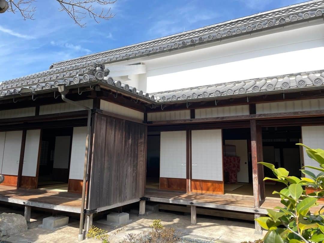 Birthplace of TONKOTSU Ramen "Birthplace of Tonkotsu ramen" Fukuoka, JAPANさんのインスタグラム写真 - (Birthplace of TONKOTSU Ramen "Birthplace of Tonkotsu ramen" Fukuoka, JAPANInstagram)「Former Home of the Yoshihara Family - Stunning Architecture in a 200-Year-Old House!🏠✨ The Former Home of the Yoshihara Family in Okawa was once the residence of the Yoshihara Family, who served as leaders in the region during the Edo period (1603-1868).   Built around 200 years ago, it features large-scale, elaborate decorations, and is recognized as an Important Cultural Property of Japan owing to its immense beauty.✨  One of the highlights is its splendid entrance, from which only high-ranking individuals, like the lords of the Yanagawa domain, could enter through.😲  On top of that, there is a room with an earthen floor (doma), where tools once used by the residents are displayed, as well as gorgeous peach and fan-shaped decorations called “kugikakushi,” used to hide the nails in wooden boards. Even the smallest details flaunt intricate designs, and the house is full of things to see!😊  Photo: Former Home of the Yoshihara Family  ------------------------- FOLLOW @goodvibes_fukuoka for more ! -------------------------  #fukuoka #fukuokajapan #japanesehistory #kyushu #kyushutrip #japan #explorejapan #instajapan #visitjapan #japantrip #japantravel #japangram #japanexperience #beautifuljapan #travelgram #tripstagram #travelgraphy #travelphoto #travelpic #tripgram #japanlovers #visitjapanjp #japannature」4月25日 21時00分 - goodvibes_fukuoka